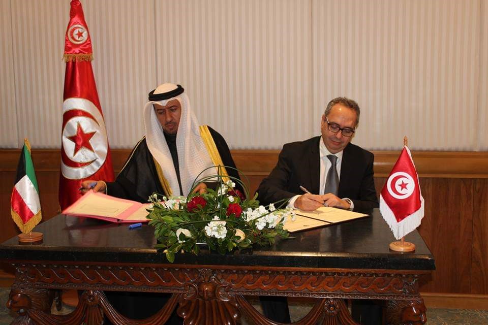 Kuwait Minister of Justice Fahad Al-Afasi and Tunisian Justice Minister Mohammad Jamoussi sign the Memorandum of Understanding (MoU)