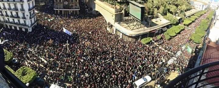 جانب من المظاهرات الشعبية التي انطلقت في العاصمة الجزائر مناهضة لترشح الرئيس بوتفليقة لولاية خامسة