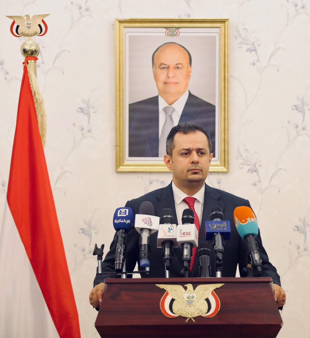 رئيس الوزراء اليمني معين عبدالملك خلال مؤتمر صحفي مع السفير الامريكي