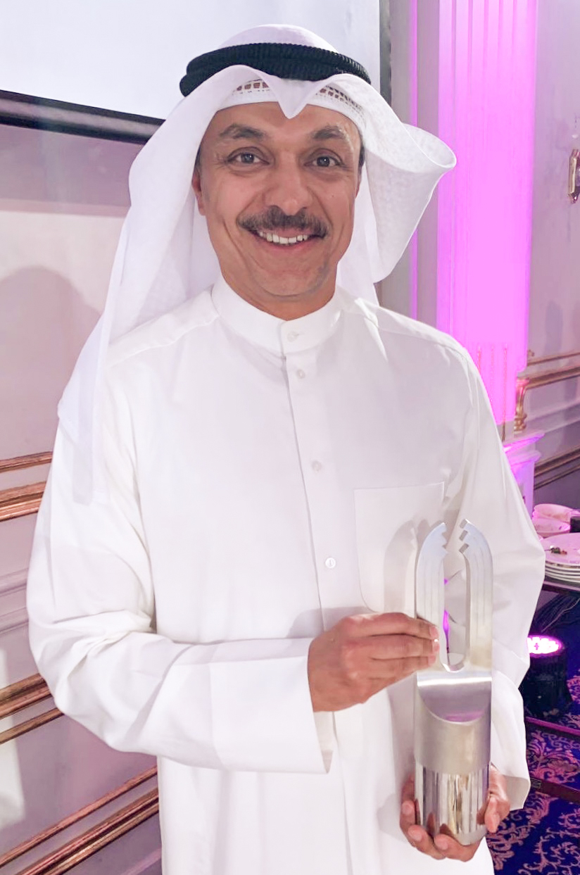 المدرب الكويتي بدر دشتي بعد تكريمه في البطولة الاسيوية لالعاب القوى