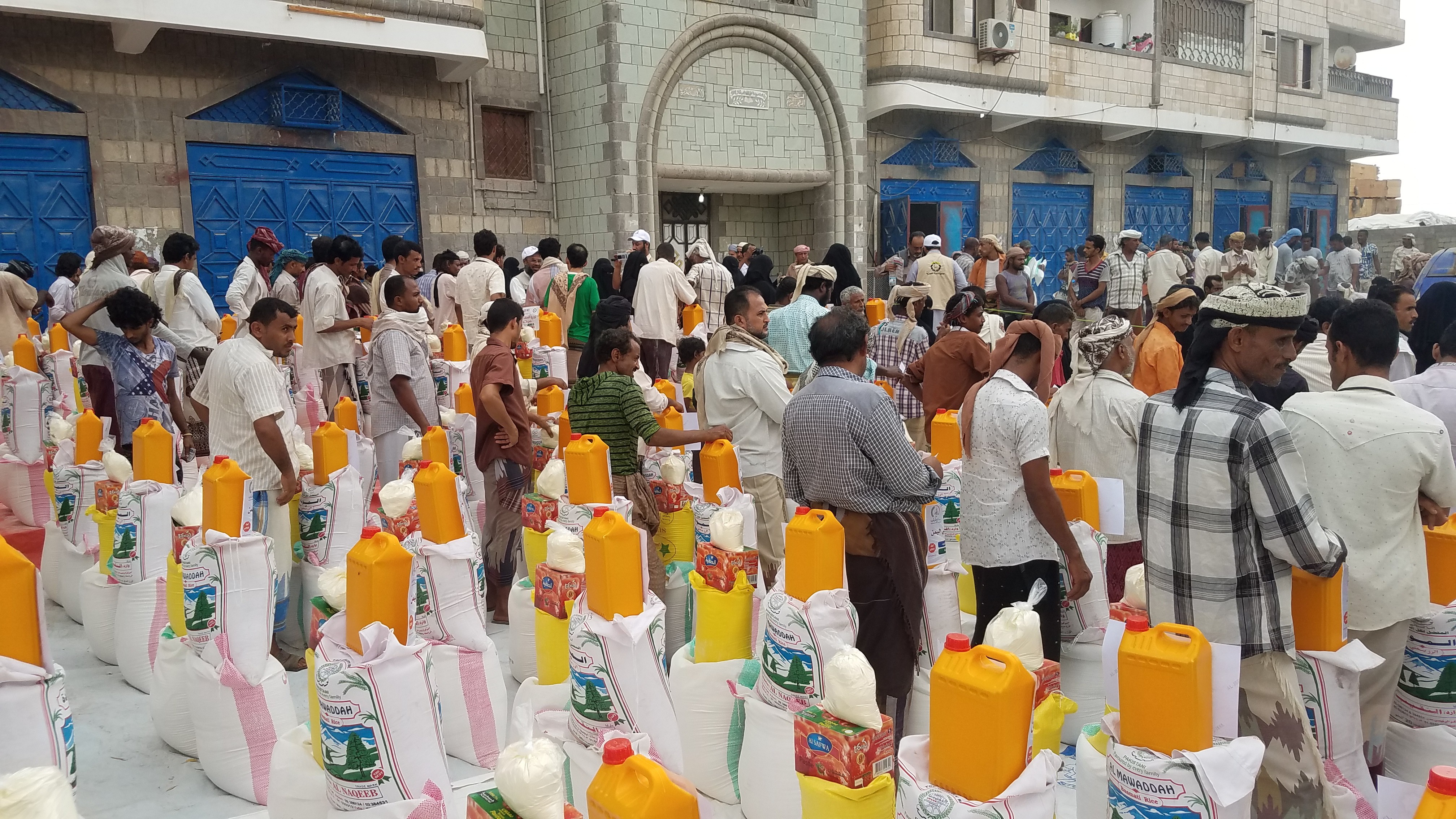 (جمعية النجاة الخيرية) الكويتية خلال توزيع 476 سلة غذائية على النازحين من محافظتي (تعز) و(الحديدة) المتواجدين في محافظة (لحج) جنوبي اليمن