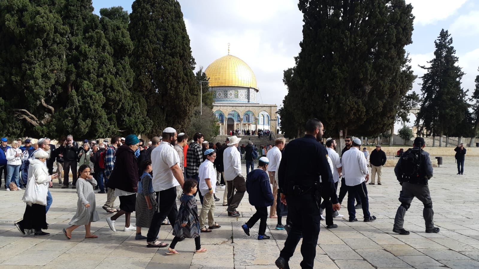 Des dizaines de conlons juifs font irruption dans l'esplanade des Mosquées