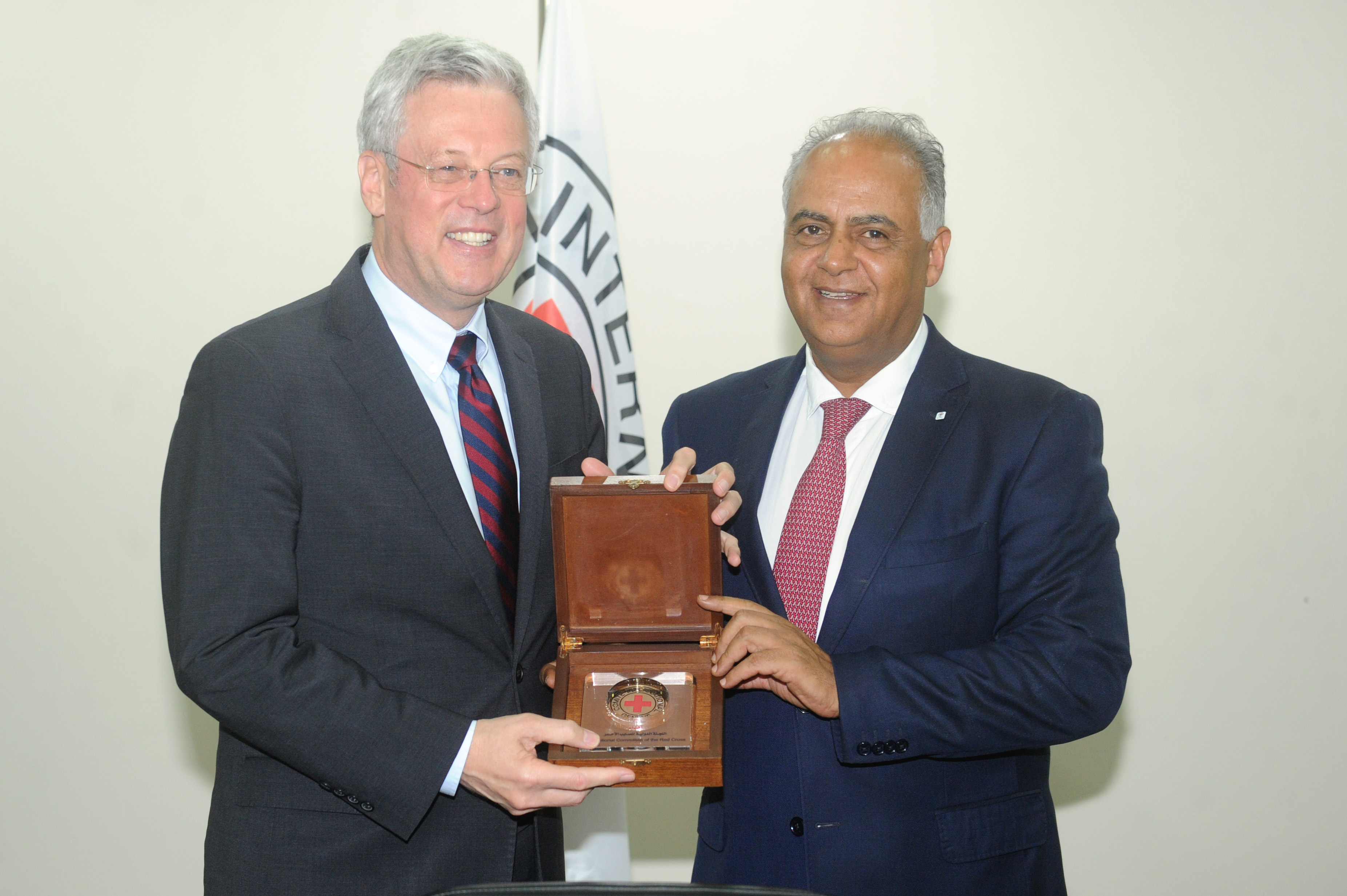 رئيس البعثة الاقليمية للصليب الأحمر بالكويت يحيى العليبي مع السفير الألماني لدى الكويت كارلفريد برغنير