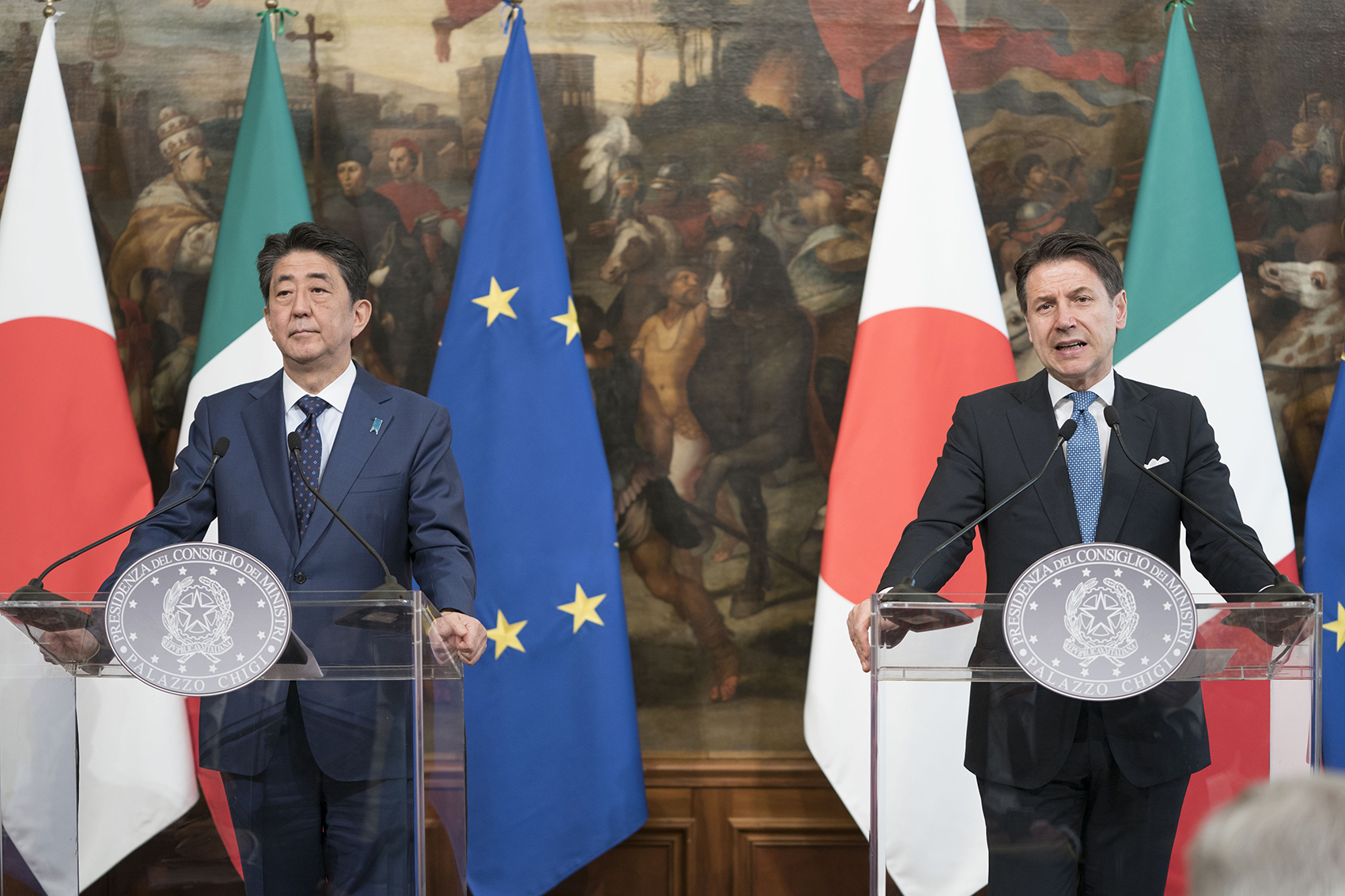 رئيس الوزراء الايطالي جوزيبي كونتي مع ضيفه رئيس وزراء اليابان شينزو آبى