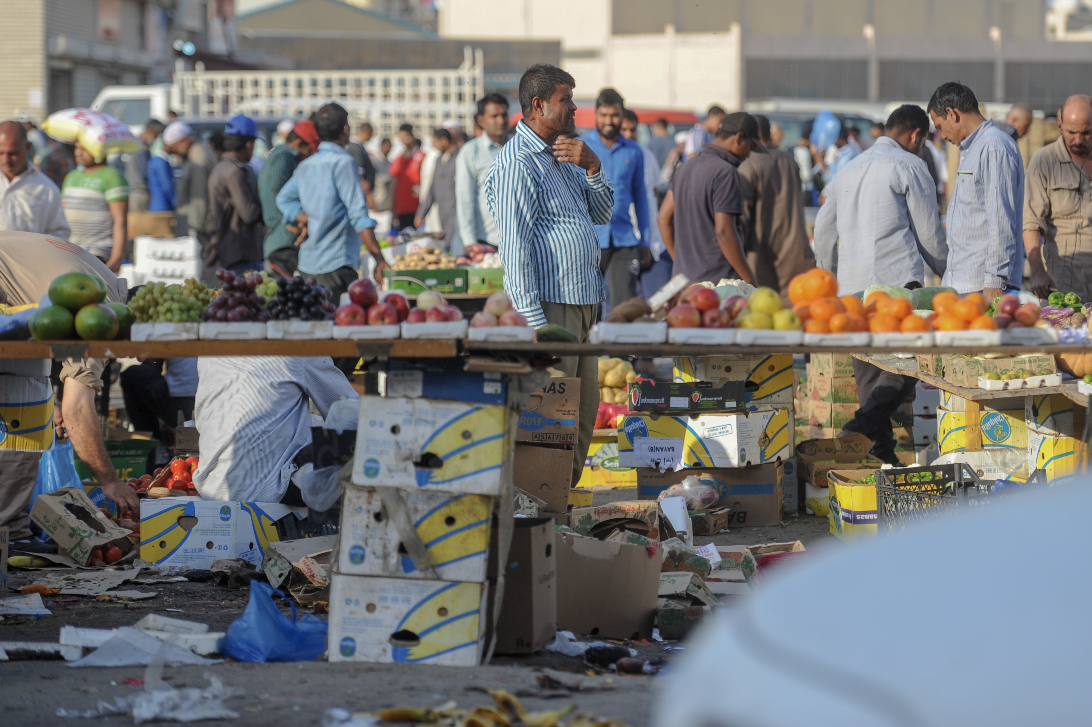 The phenomenon of street vendors on main roads and subways and at squares and marketplaces causes negative hygienic, economic and social effects