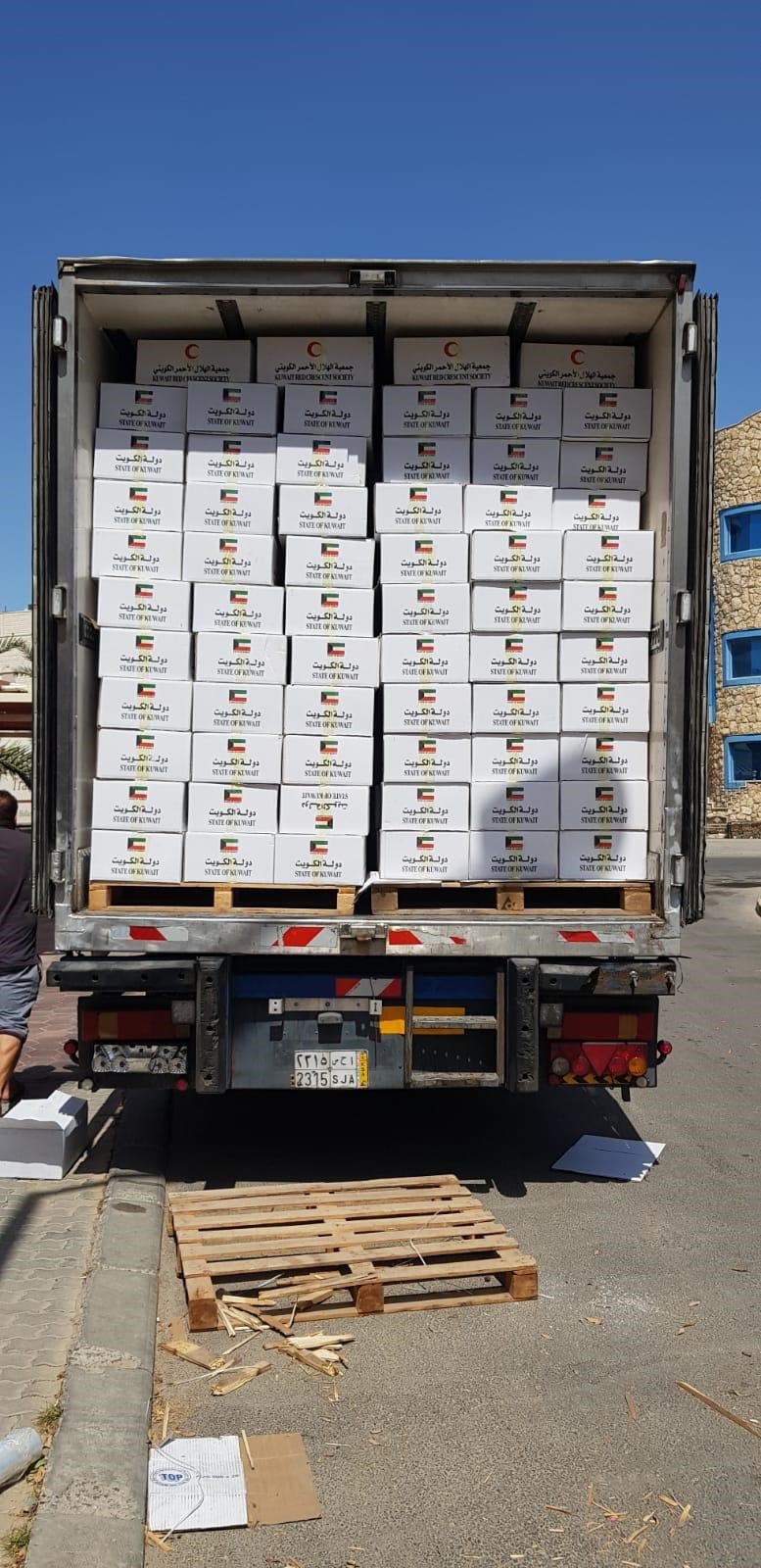 وجهت جمعية الهلال الأحمر الكويتي ثلاث شاحنات محملة بمواد إغاثية مختلفة إلى اليمن عبر الأراضي السعودية لتقديم العون والاغاثة للأشقاء هناك