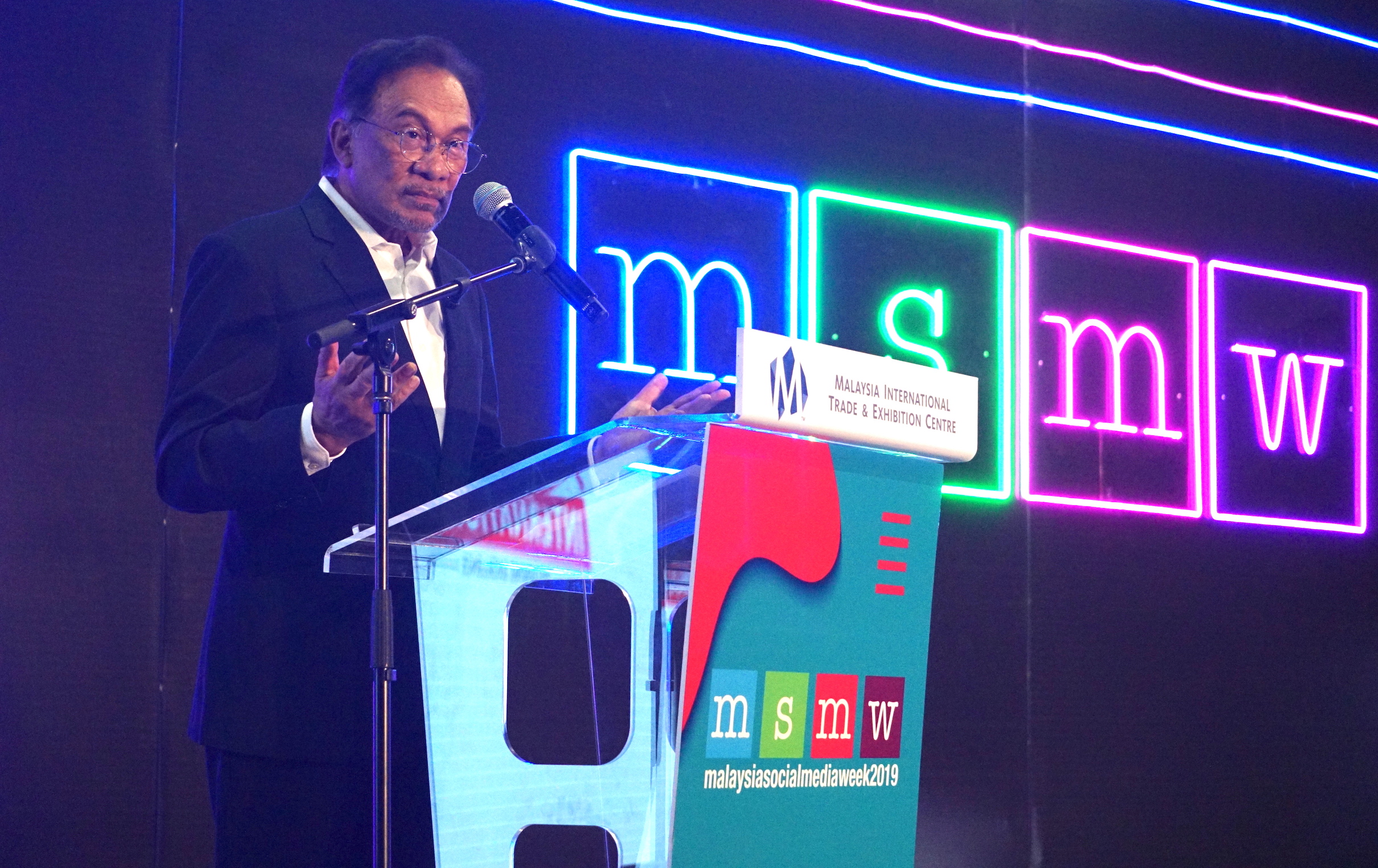 زعيم حزب العدالة الشعبية الحاكم بماليزيا أنور إبراهيم خلال الحفل الختامي للقمة العاشرة للاعلام الاجتماعي
