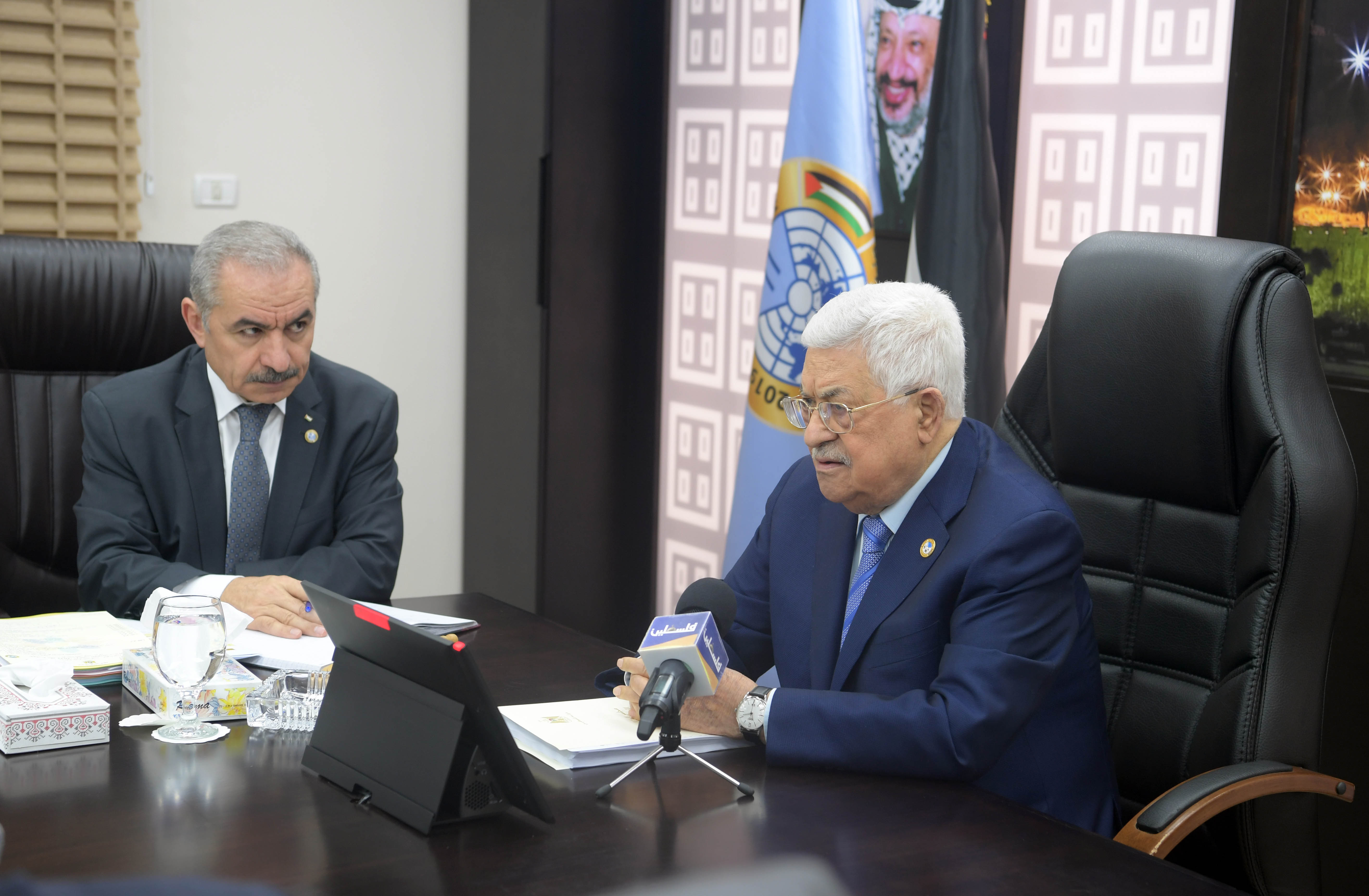 الرئيس الفلسطيني محمود عباس خلال اجتماع الحكومة الفلسطينية