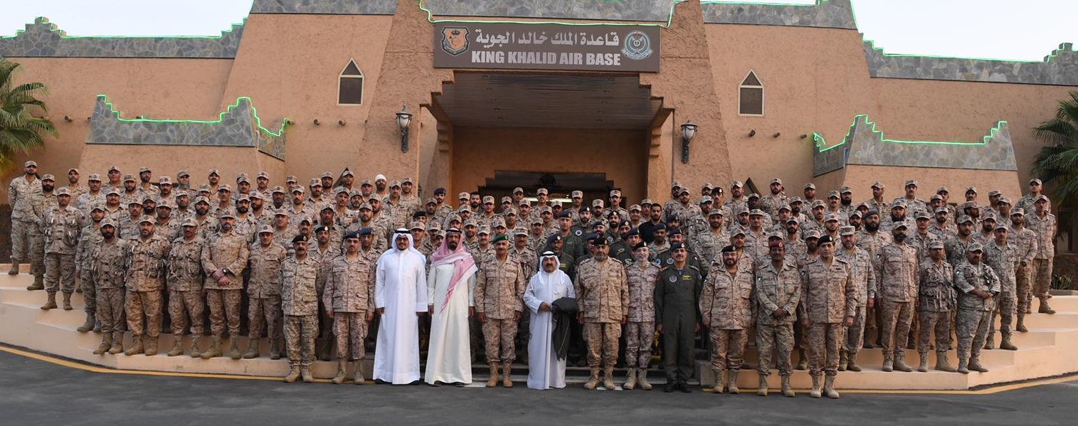 ووزير الدفاع خلال زيارته للقوات الكويتية المشاركة في (إعادة الأمل)