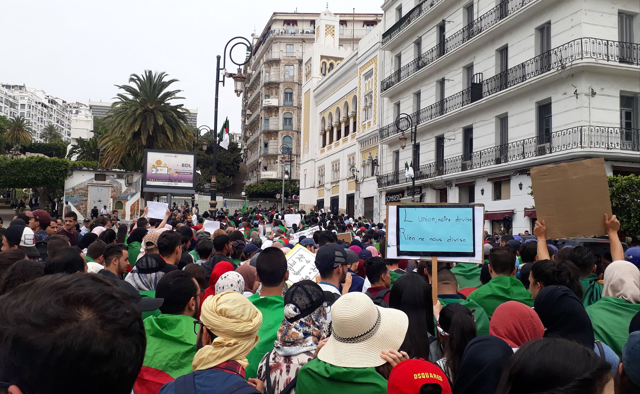 مسيرات حاشدة للطلبة الجزائريين مطالبة بالتغيير 