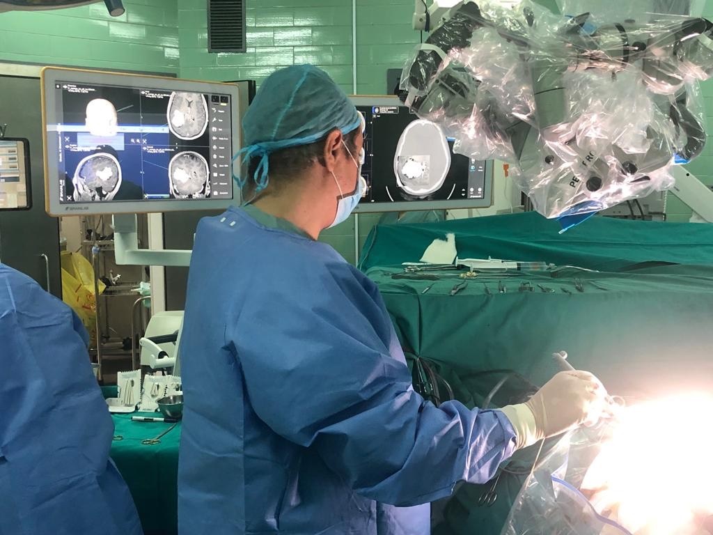 الدكتور طارق الشيخ أثناء اجرائه عملية استئصال الورم من مخ المريضة