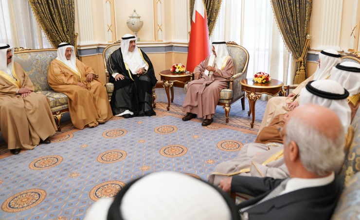 رئيس الوزراء البحريني خلال استقباله الكاتب الصحفي أحمد بهبهانى