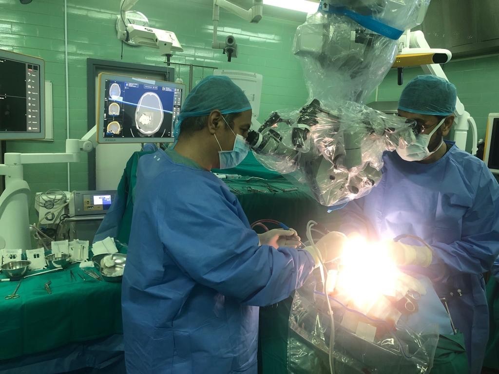 Des médecins koweïtiens lors d'une opération d'une tumeur cérébrale