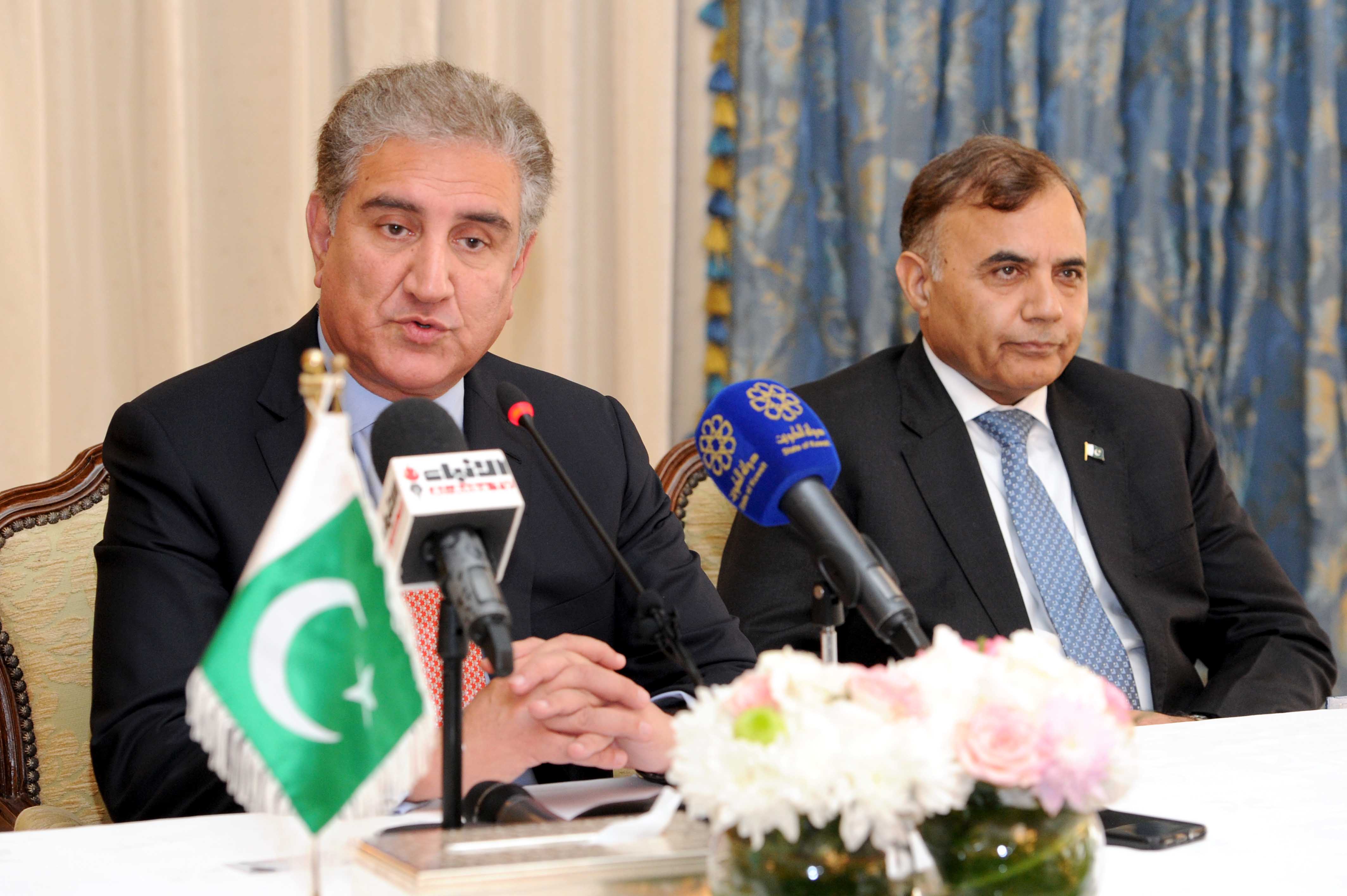 وزير الخارجية الباكستاني شاه محمود قريشي في مؤتمر صحفي