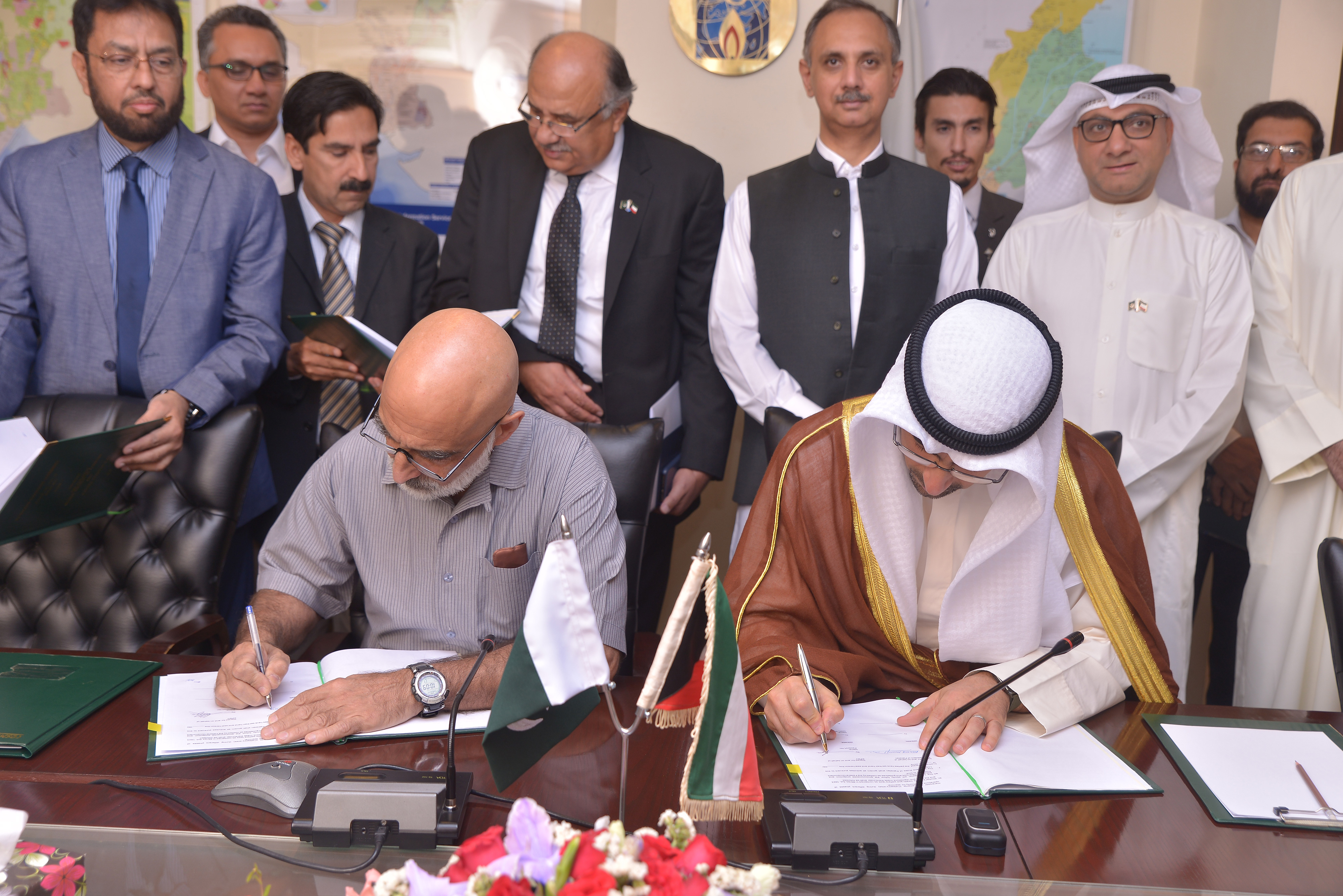 الرئيس التنفيذي ل(كوفبك) و السكرتير الفدرالي في القسم البترولي خلال توقيع الاتفاقية بحضور وزير النفط الفيدرالي في باكستان 