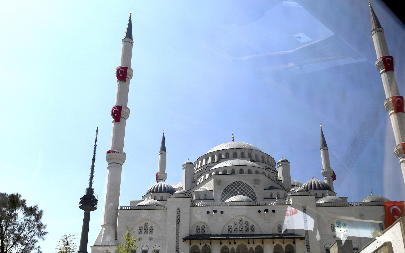 مسجد (تشامليجا) الذي يعد اكبر مساجد تركيا بالشطر الآسيوي من مدينة اسطنبول