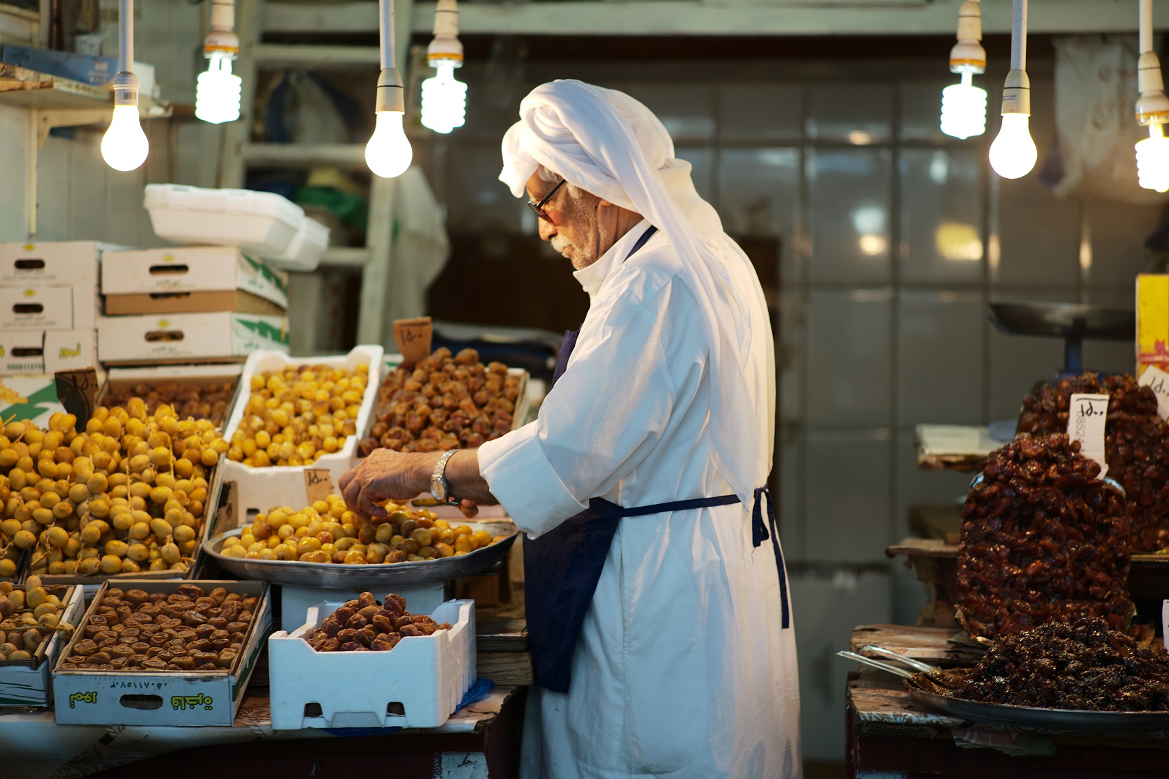 KUNA Kuwaitis flock to AlMubarakiya Souq dates market as Ramadan
