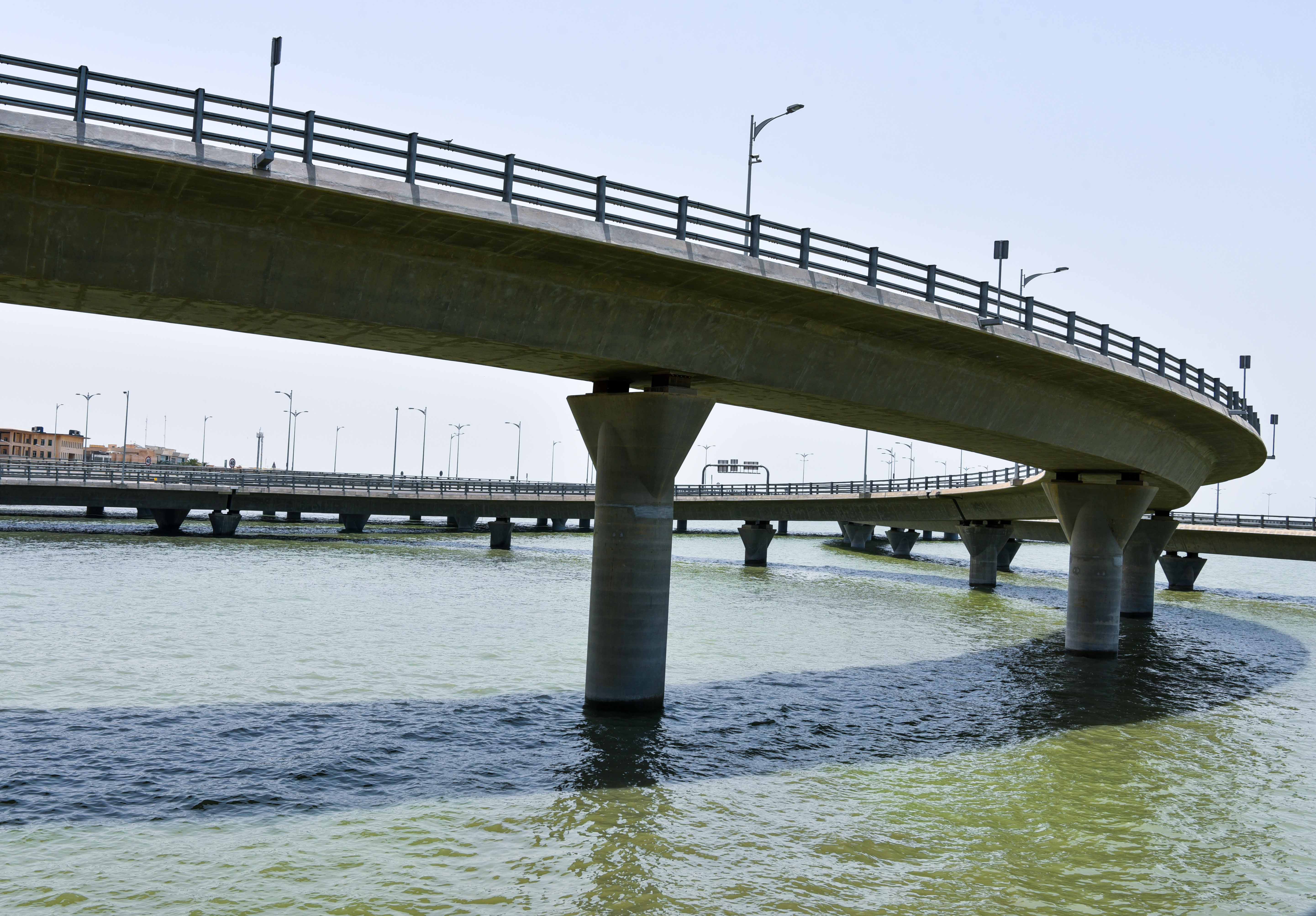 جسر الشيخ جابر يسهم في اختصار المسافة بين مدينة الكويت العاصمة ومنطقة الصبية