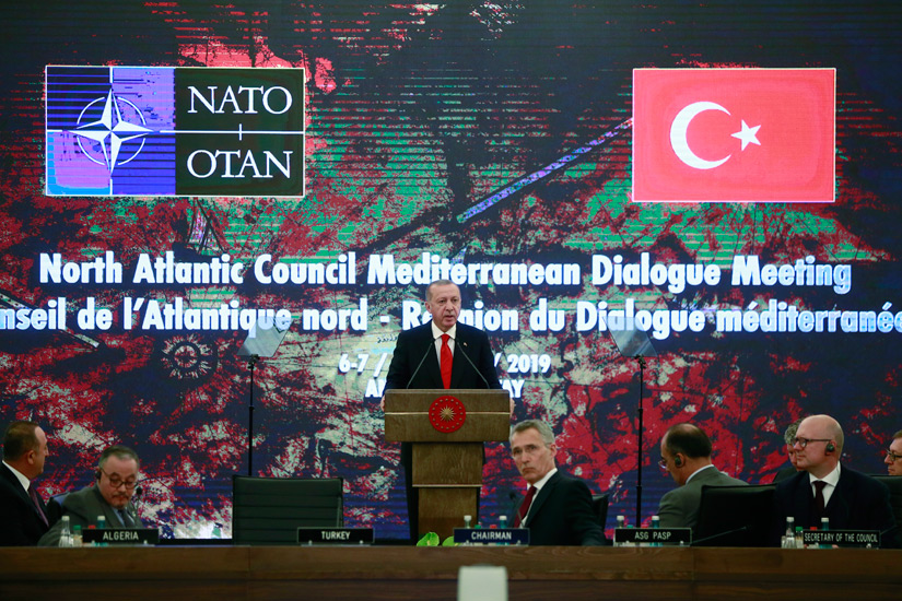 الرئيس التركي  يلقي كلمته في اجتماع مجلس شمال الأطلسي برئاسة الأمين العام لحلف شمال الأطلسي (ناتو)