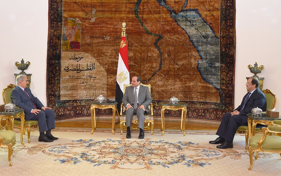 السيسي خلال لقائه مع القائد العام للقوات المسلحة الليبية المشير خليفة حفتر