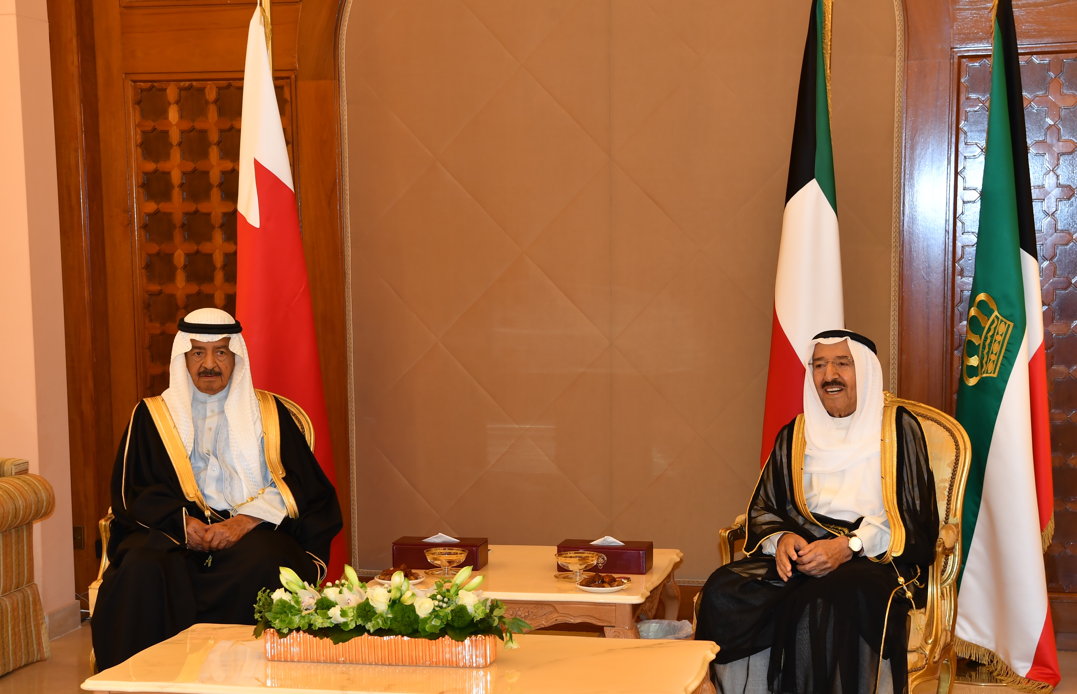 سمو أمير البلاد خلال استقباله رئيس وزراء مملكة البحرين