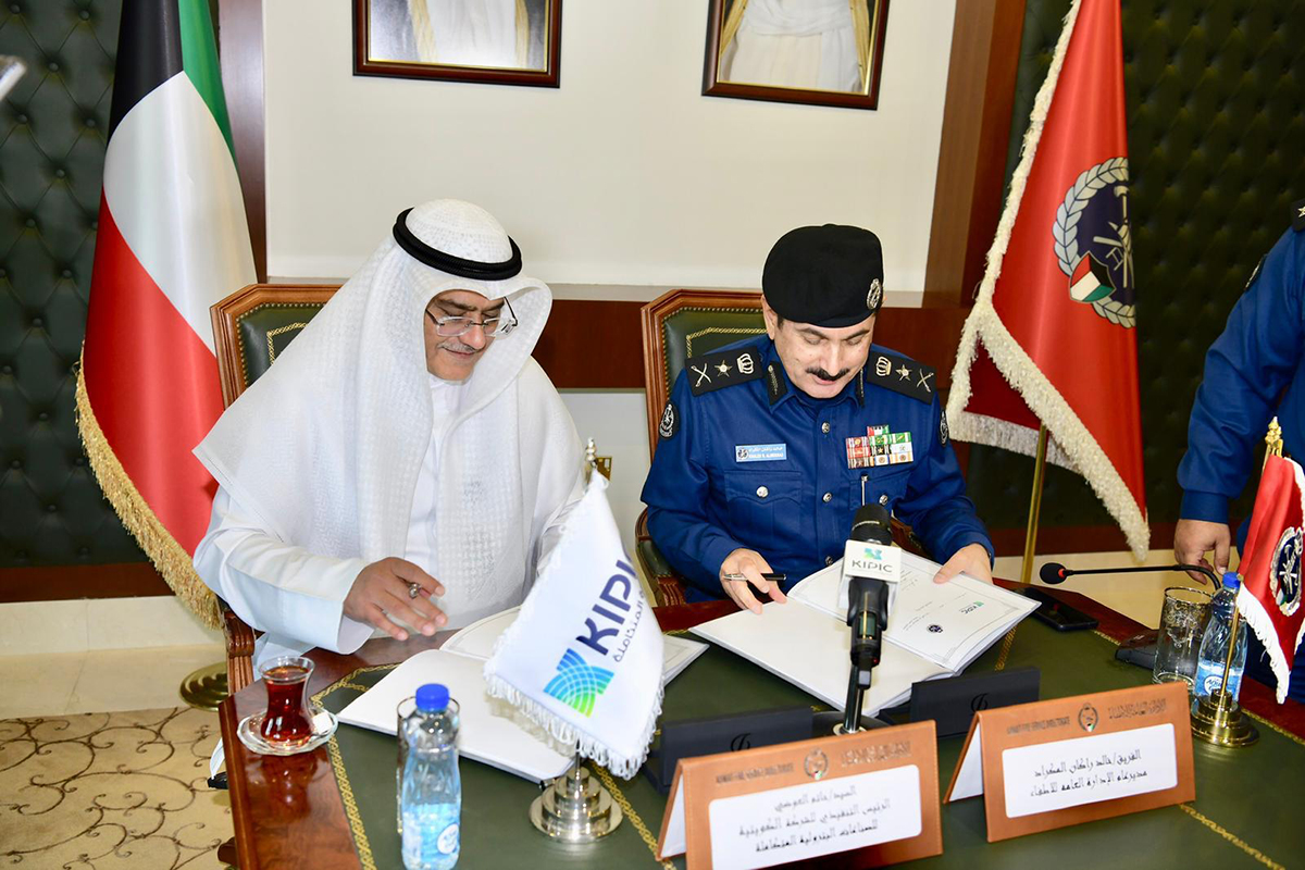 مدير عام الاطفاء والرئيس التنفيذي للشركة الكويتية للصناعات البترولية المتكاملة بالوكالة خلال التوقيع