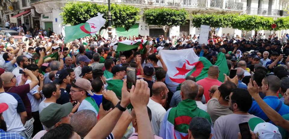 حشود كبيرة تشارك في مسيرات الجمعة بالجزائر