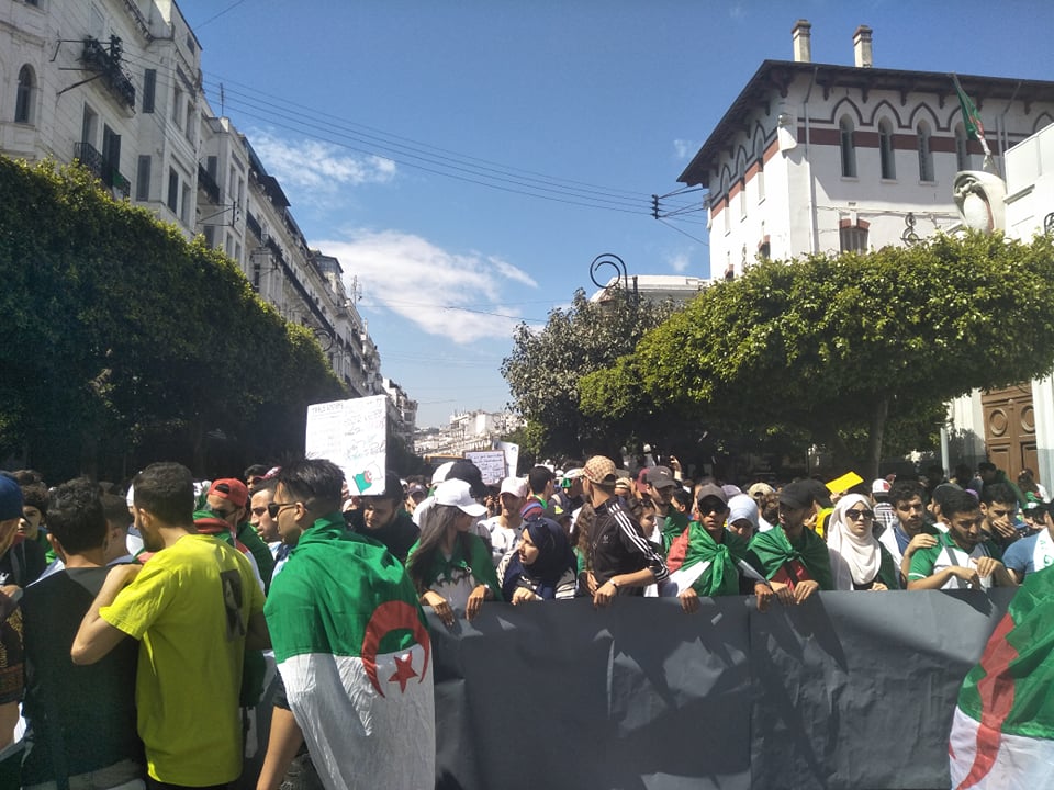الطلبة الجزائريون يواصلون الاحتجاج مساندة للحراك الشعبي
