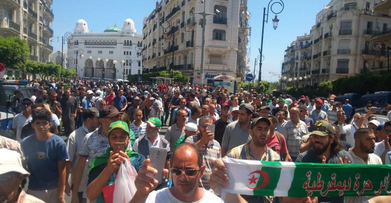 متظاهرون خلال مسيرة الجمعة ال19 بالجزائر