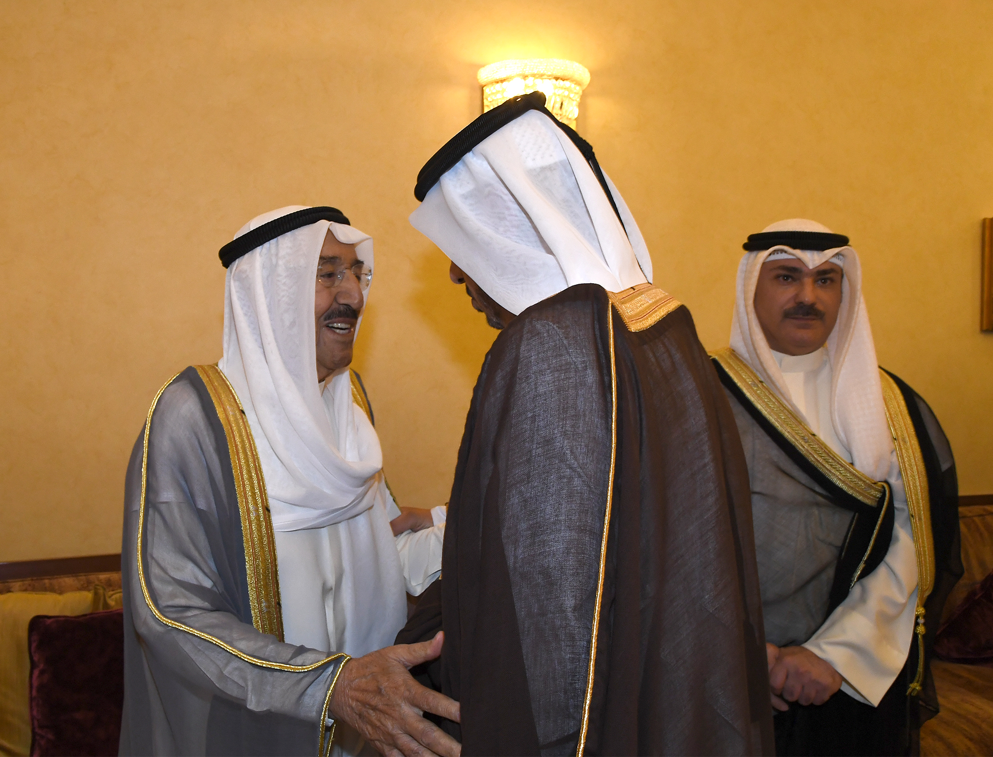 سمو الامير يستقبل رئيس الوزراء القطري