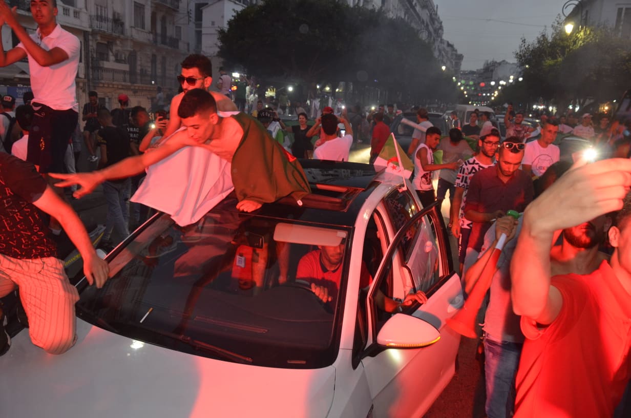 حشود المشجعين تجتاح شوارع الجزائر العاصمة