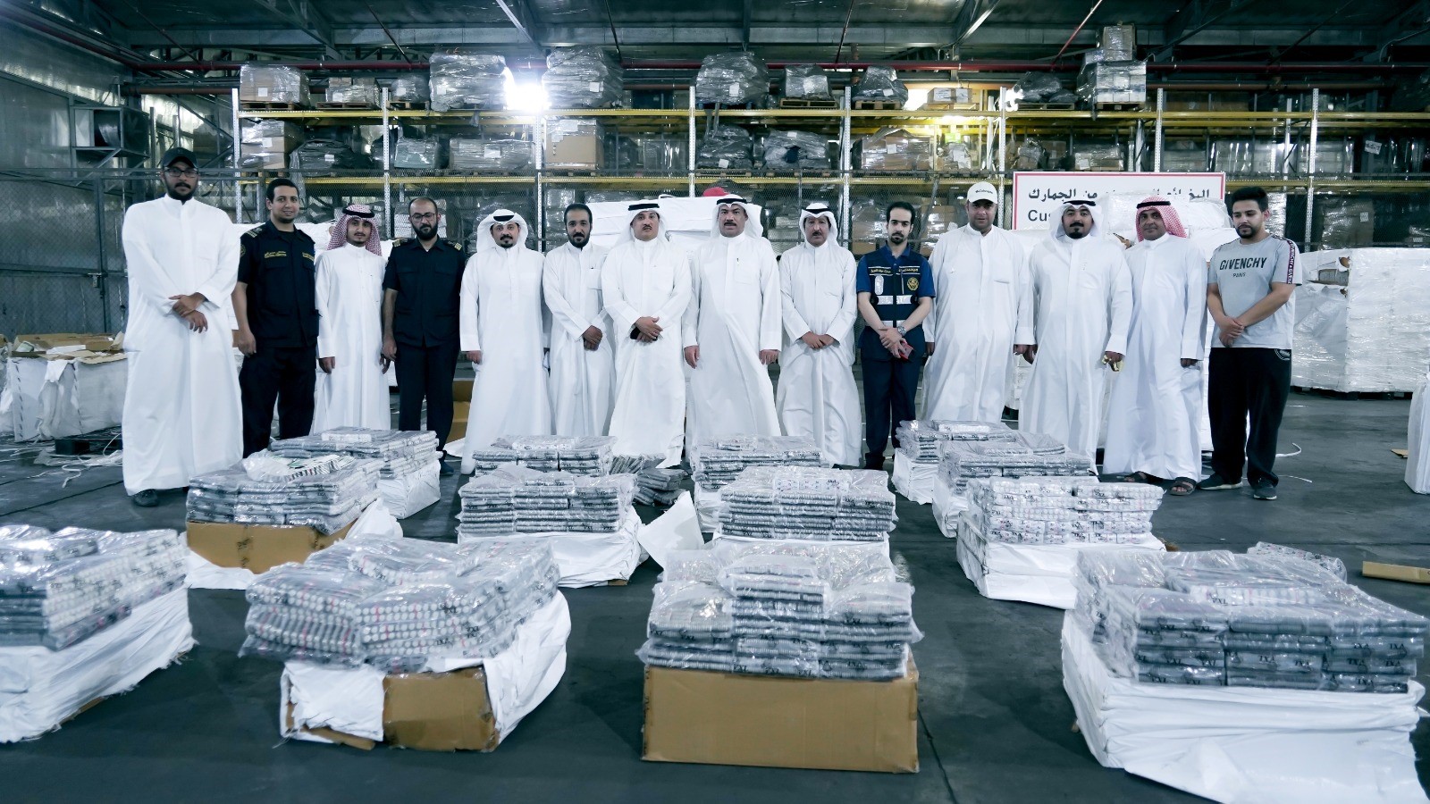 Kuwaiti Customs Directorate General Chief checks drug seizure operation