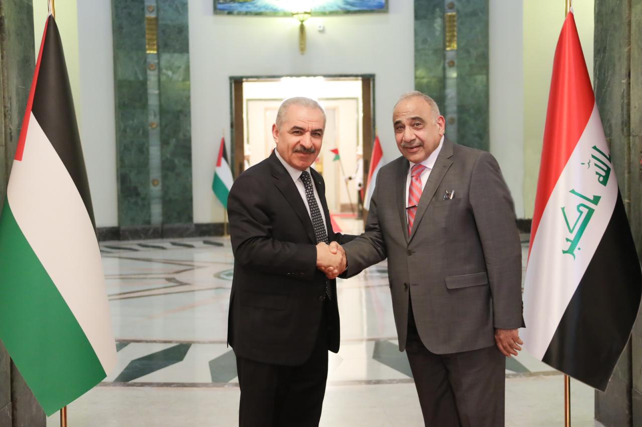 رئيس الوزراء العراقي اثناء استقباله لنظيره الفلسطيني