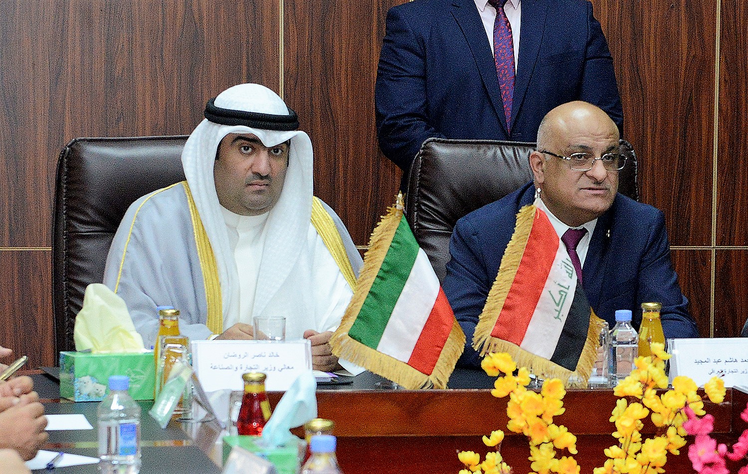 Le ministre koweïtien du Commerce, Khaled Al-Roudhan, et son homologue irakien, Mohammed Al-Ani.