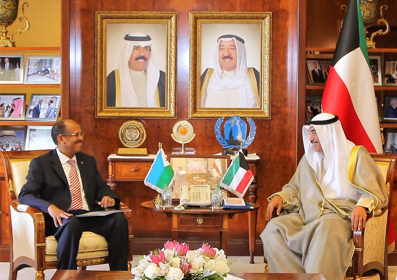 Le vice-Premier ministre, ministre des Affaires étrangères, Cheikh Sabah Khaled Al-Hamad Al-Sabah, recevant son homologue djiboutien.