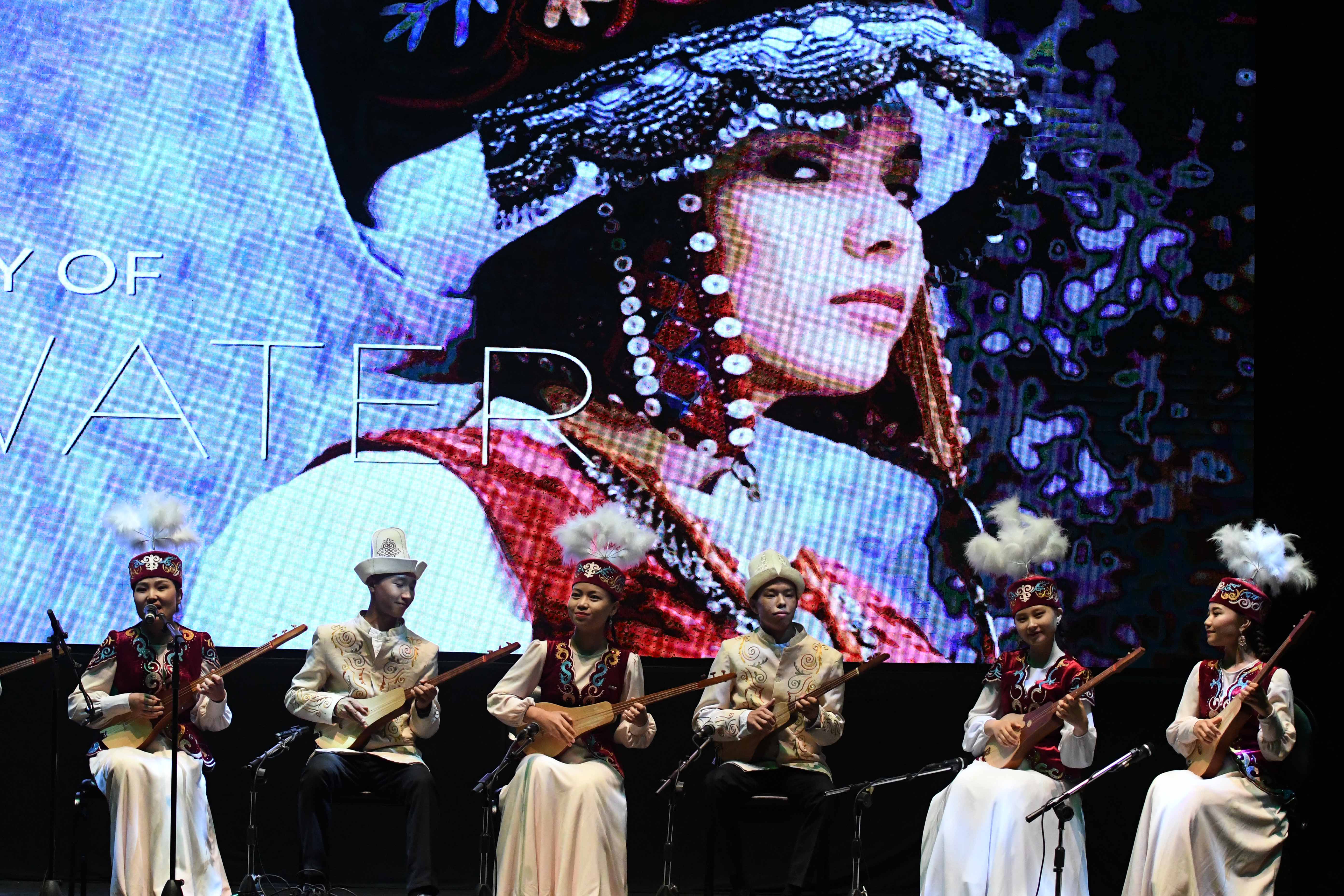 يعد القبز أو القمز أهم الآلات الموسيقية في الموسيقى القرغيزية