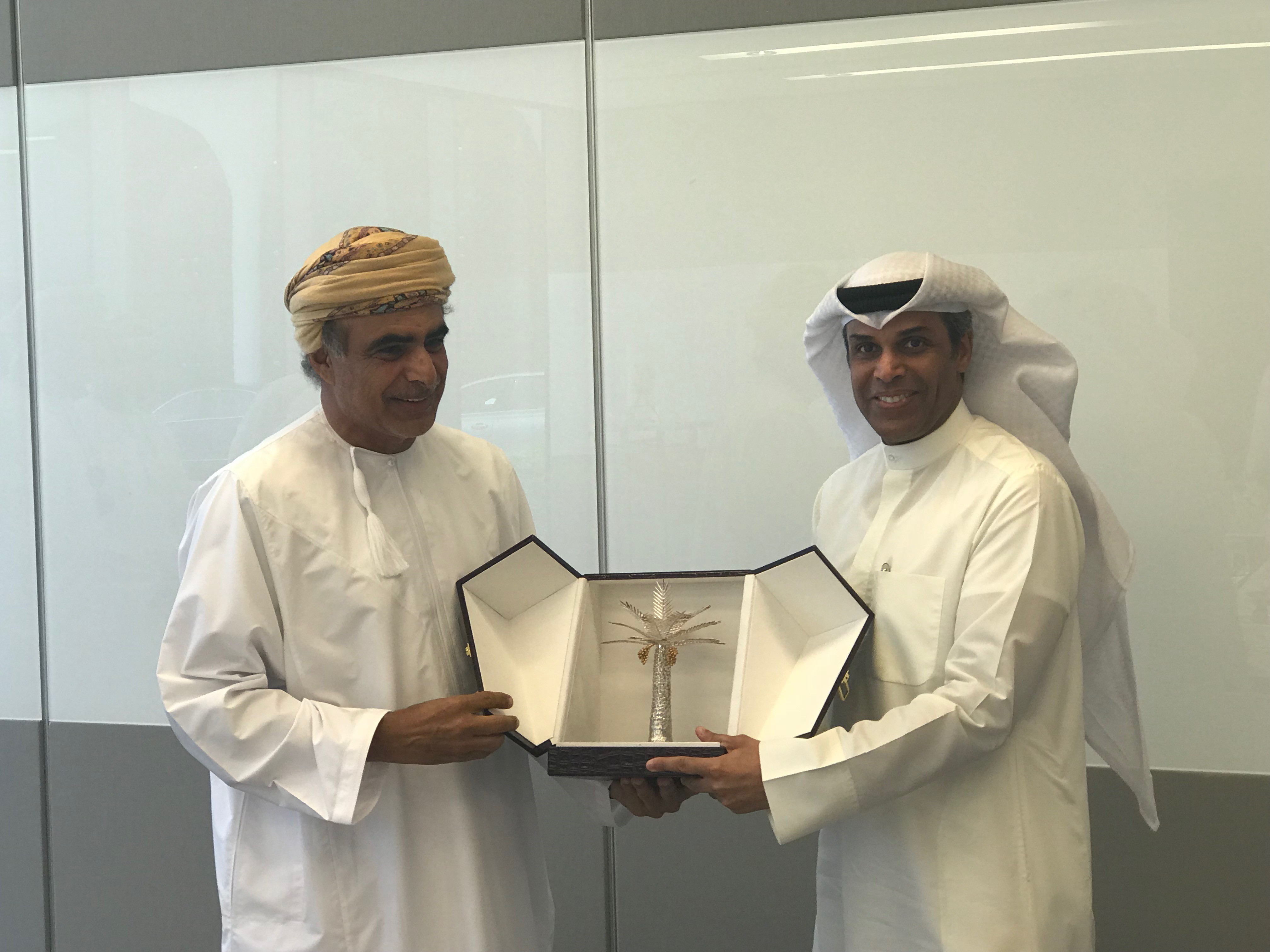 وزير النفط العماني يقدم درعا لوزير التفط الكويتي