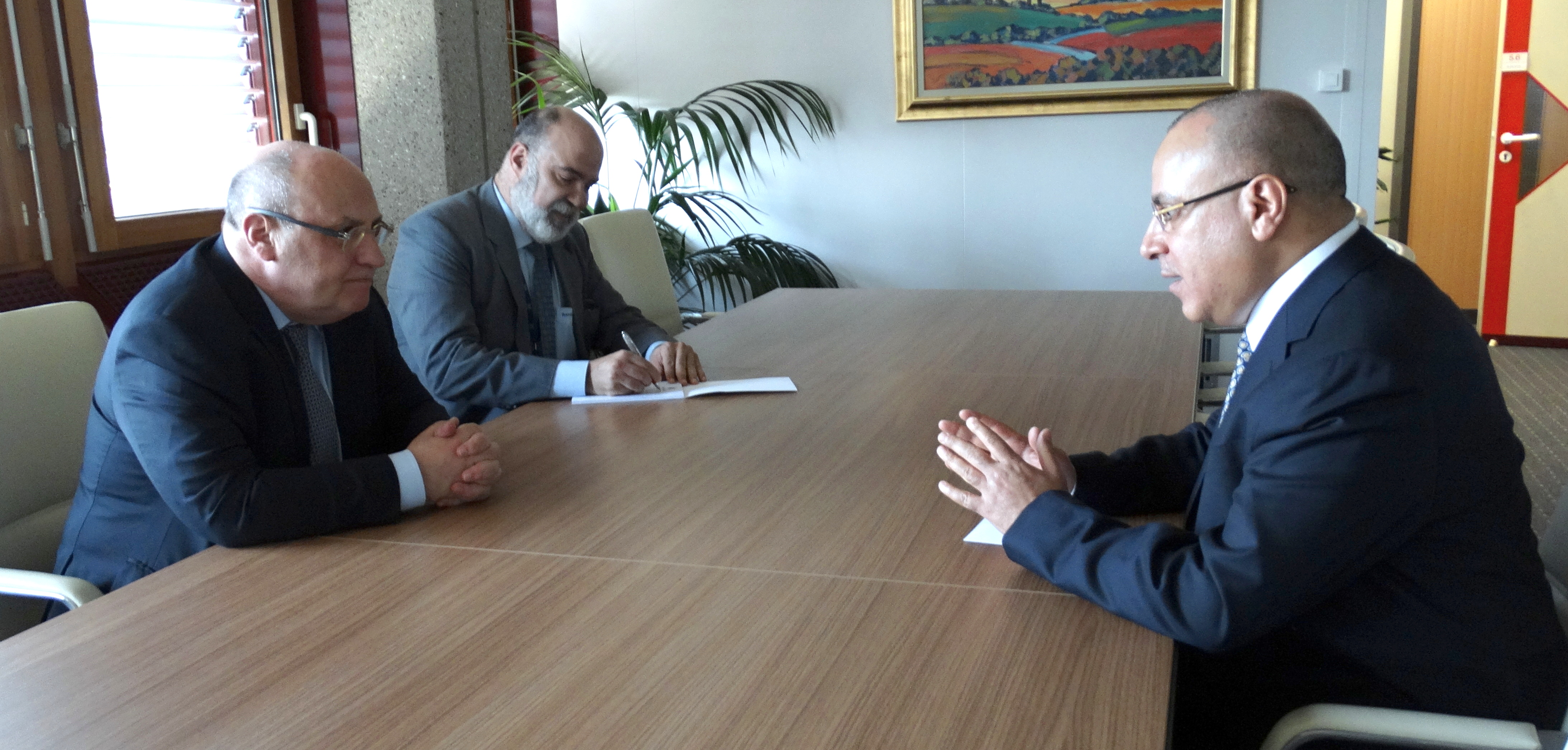 السفير جمال الغنيم اثناء اجتماعه مع مدير عام المنظمة الدولية للهجرة