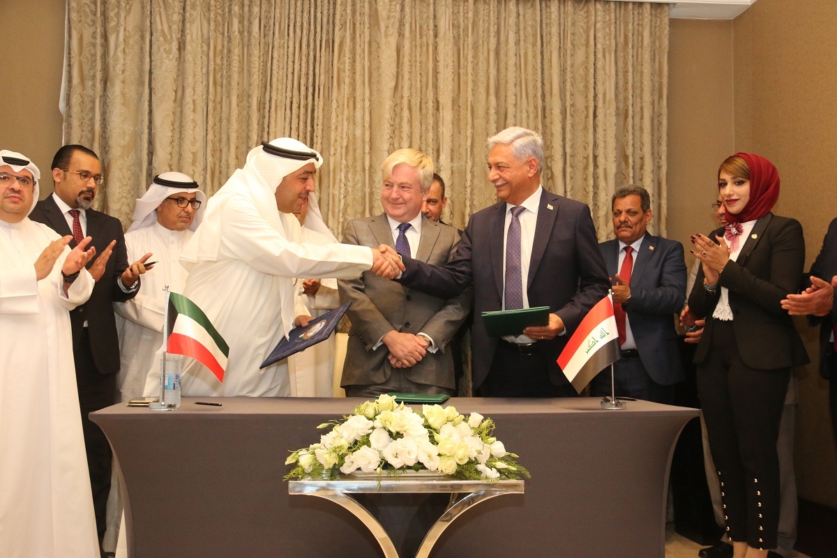 الشيخ طلال ناصر العذبي الصباح اثناء توقيع العقد