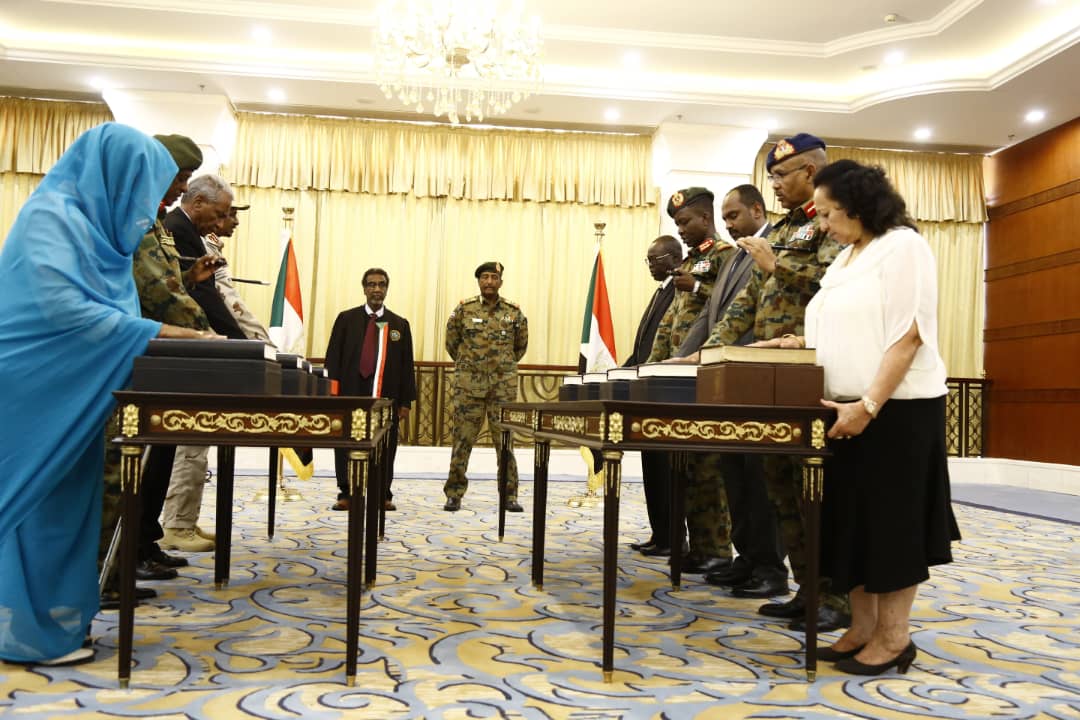 أعضاء مجلس السيادة السوداني يؤدون اليمين الدستورية