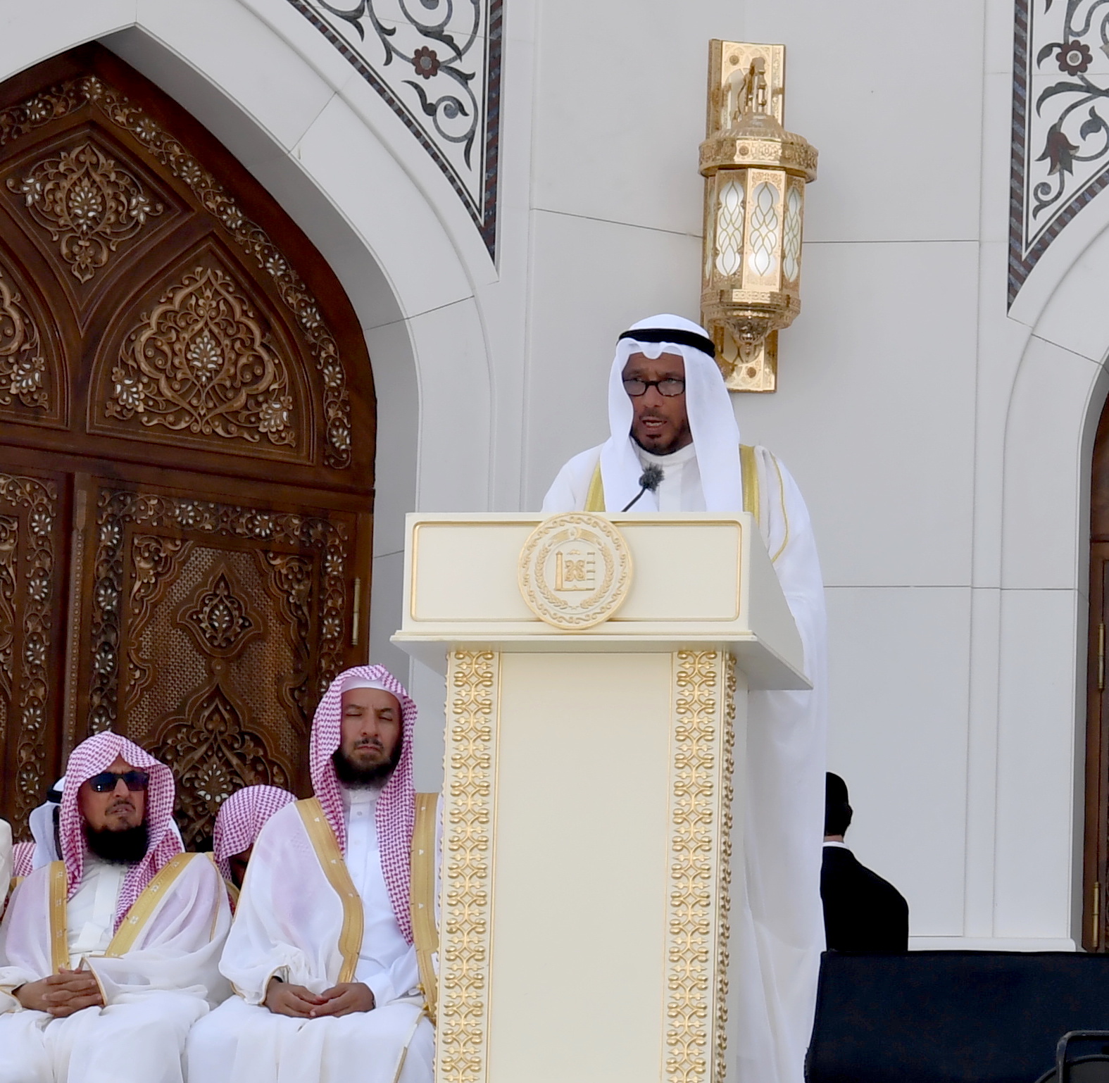 ممثل الكويت المستشار بالديوان الأميري د.عبدالله المعتوق يلقي كلمة خلال المراسم