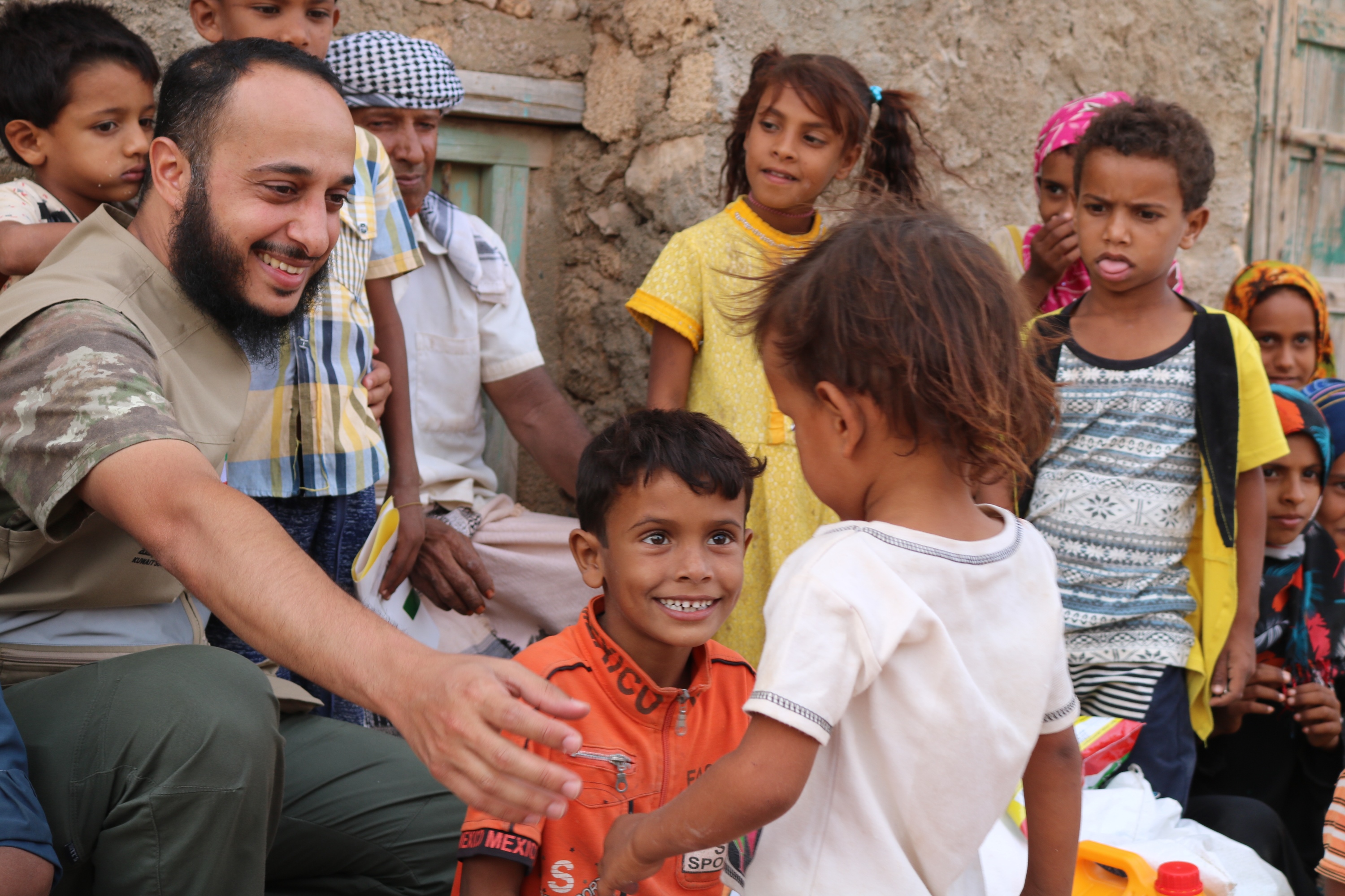 مساعدات كويتية لجزيرة سقطرى اليمنية للمتضررين من إعصار ماكونو 