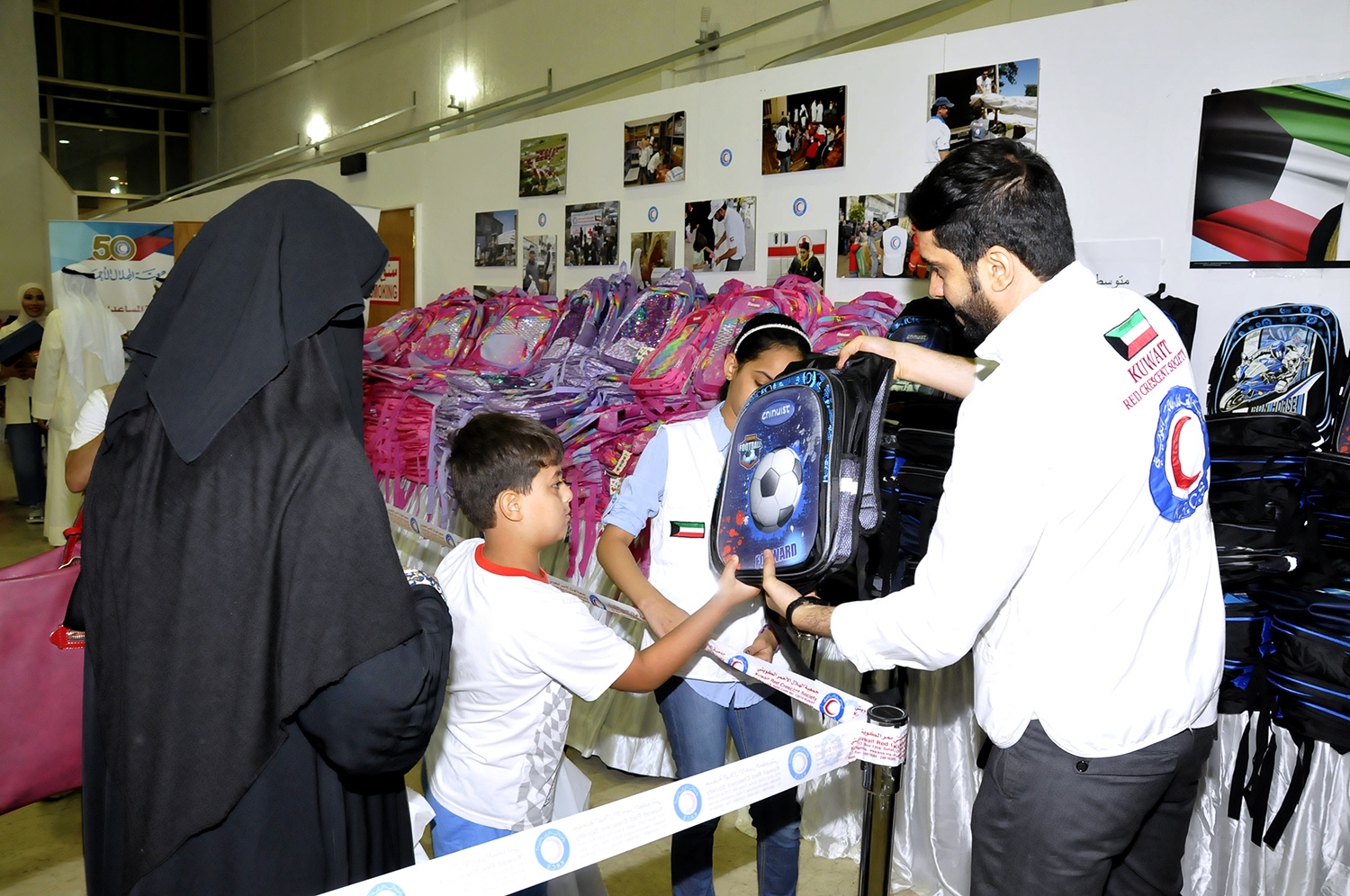 توزيع المساعدات المدرسية