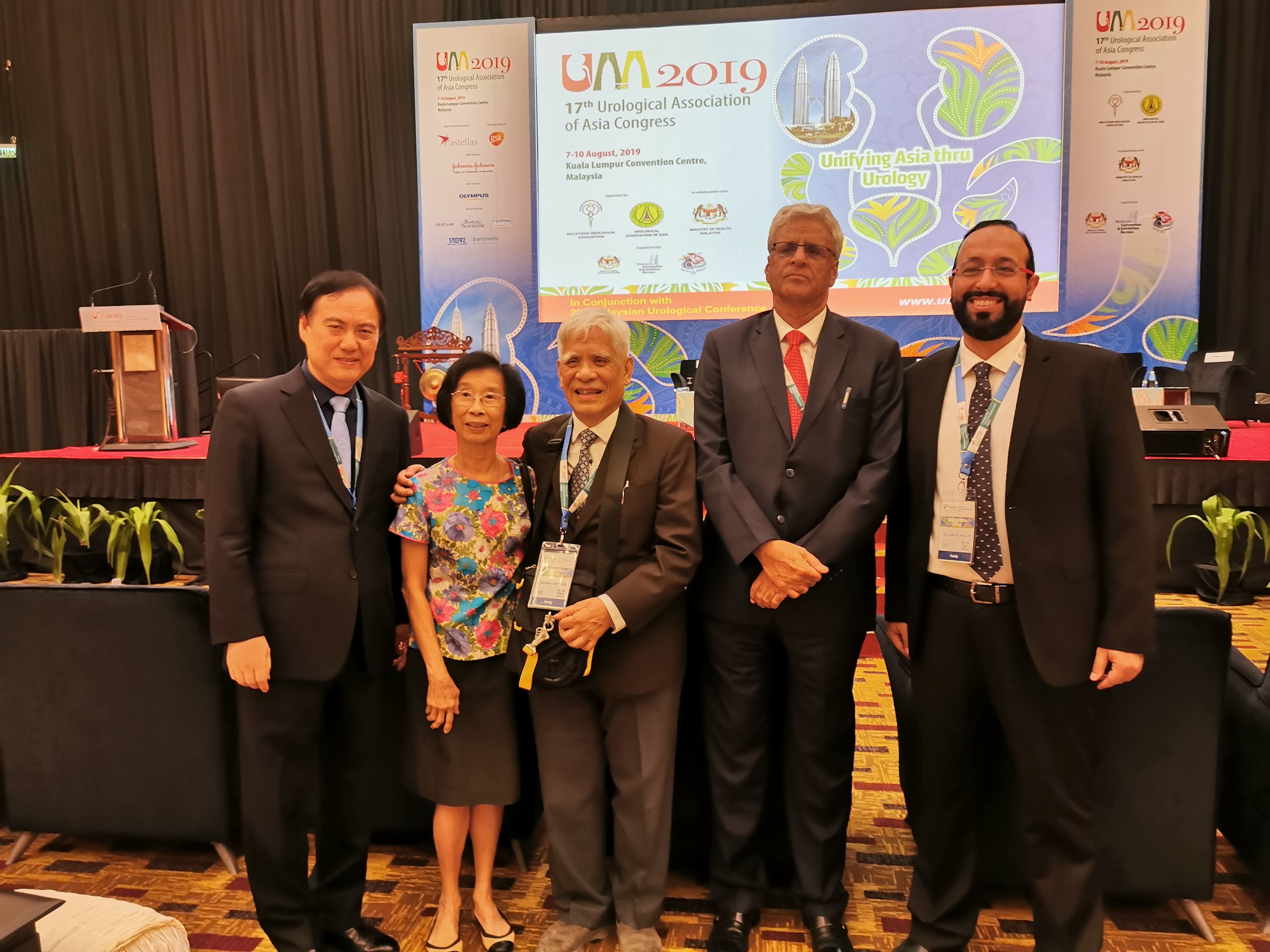 د.دليم الهاجري مع بعض من الاستشاريين والأطباء