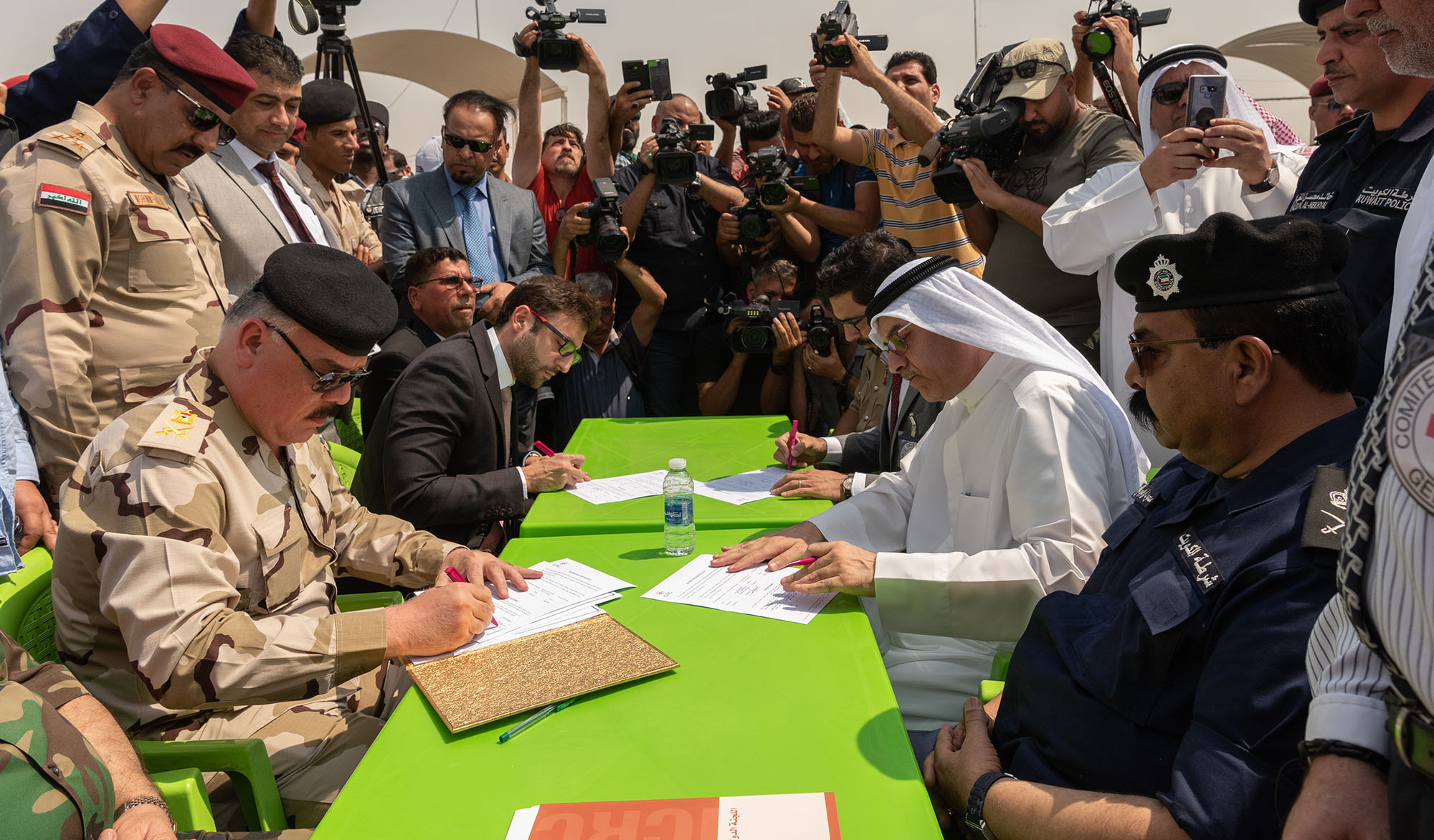 جانب من مراسم تسلم الرفات لاجراء الاستعراف عليها