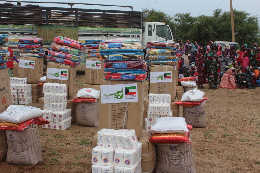 متطوعوا الكويت يوزعون المساعدات الانسانية في السودان