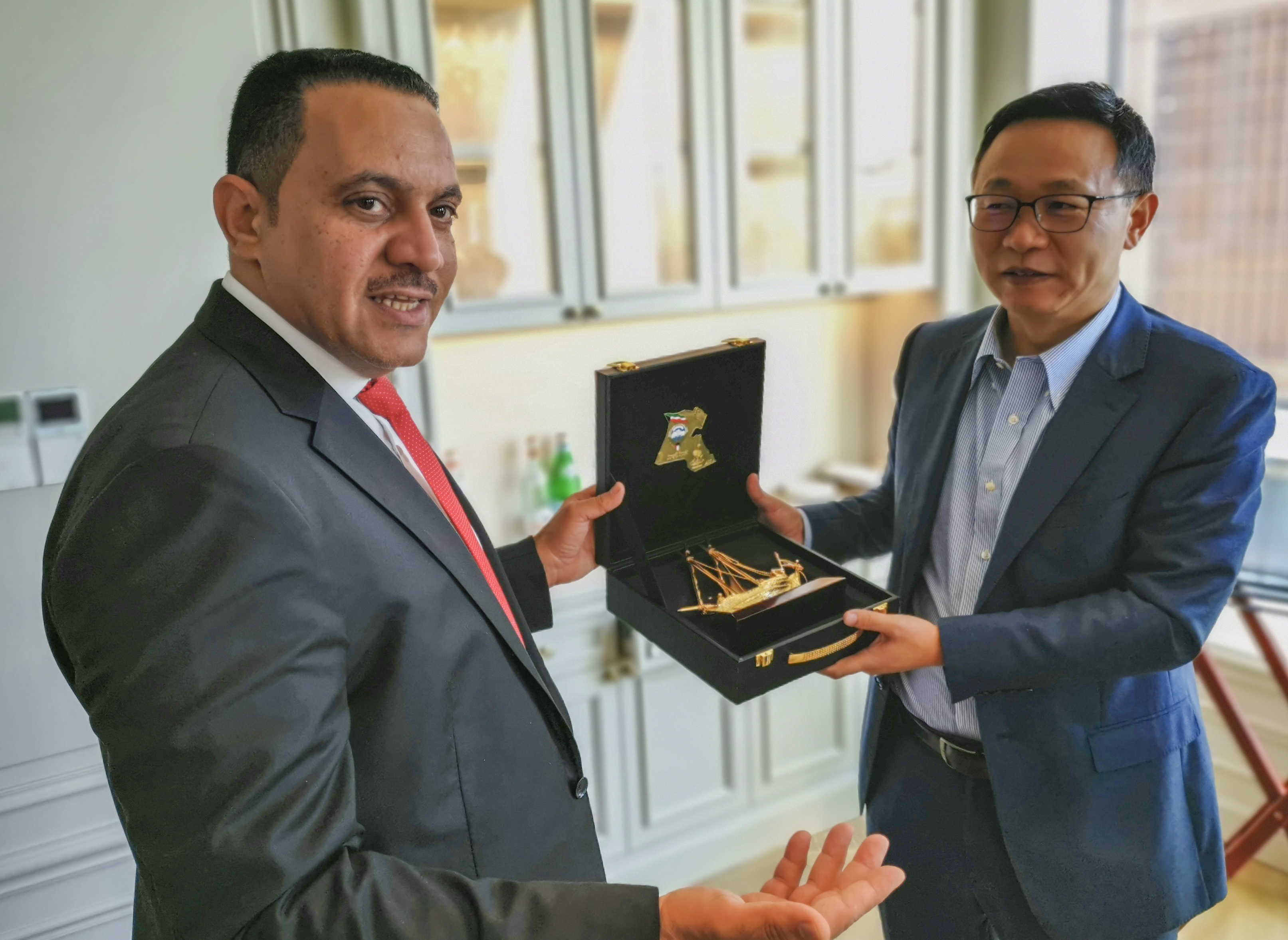 HUAWEI CEO David Wang hands over Kuwaiti dhow miniature to Chair of Kuwait Communication Authority Salem Al-Uzaina