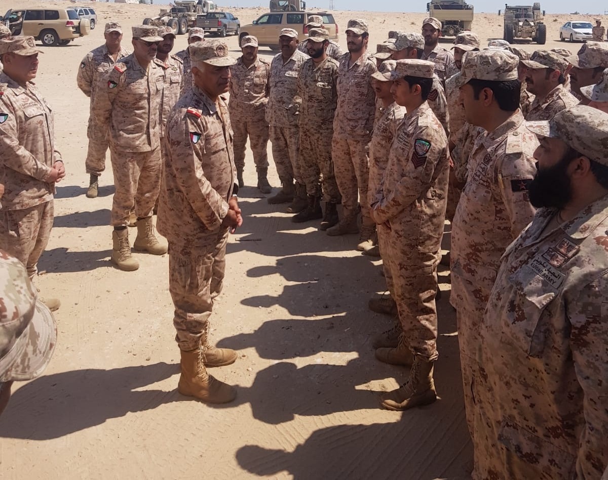 رئيس أركان الجيش الكويتي أثناء الجولة التفقدية