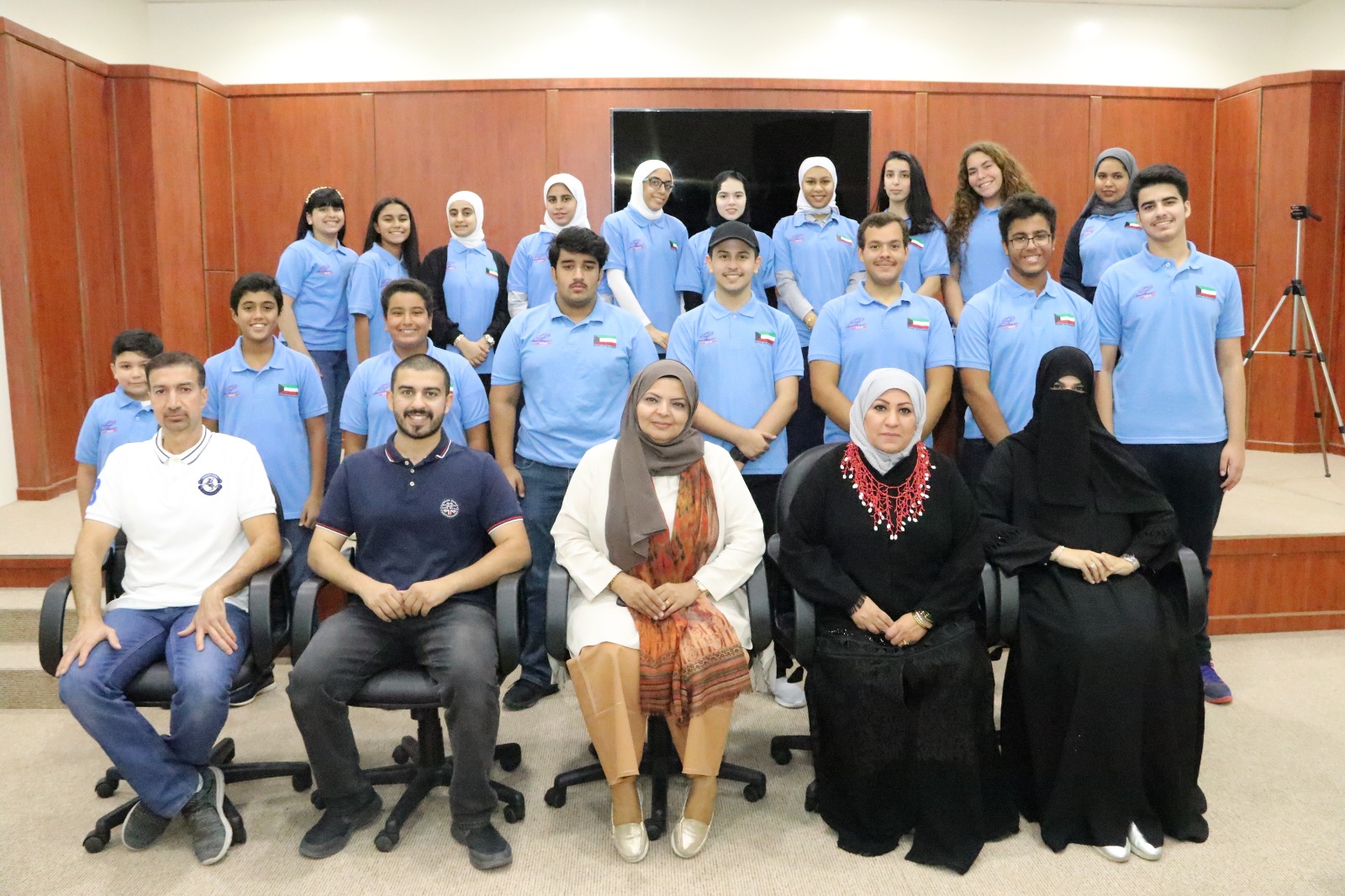 الوفد الطلابي المشارك في الملتقي العلمي العالمي ال 17 في ابو ظبي