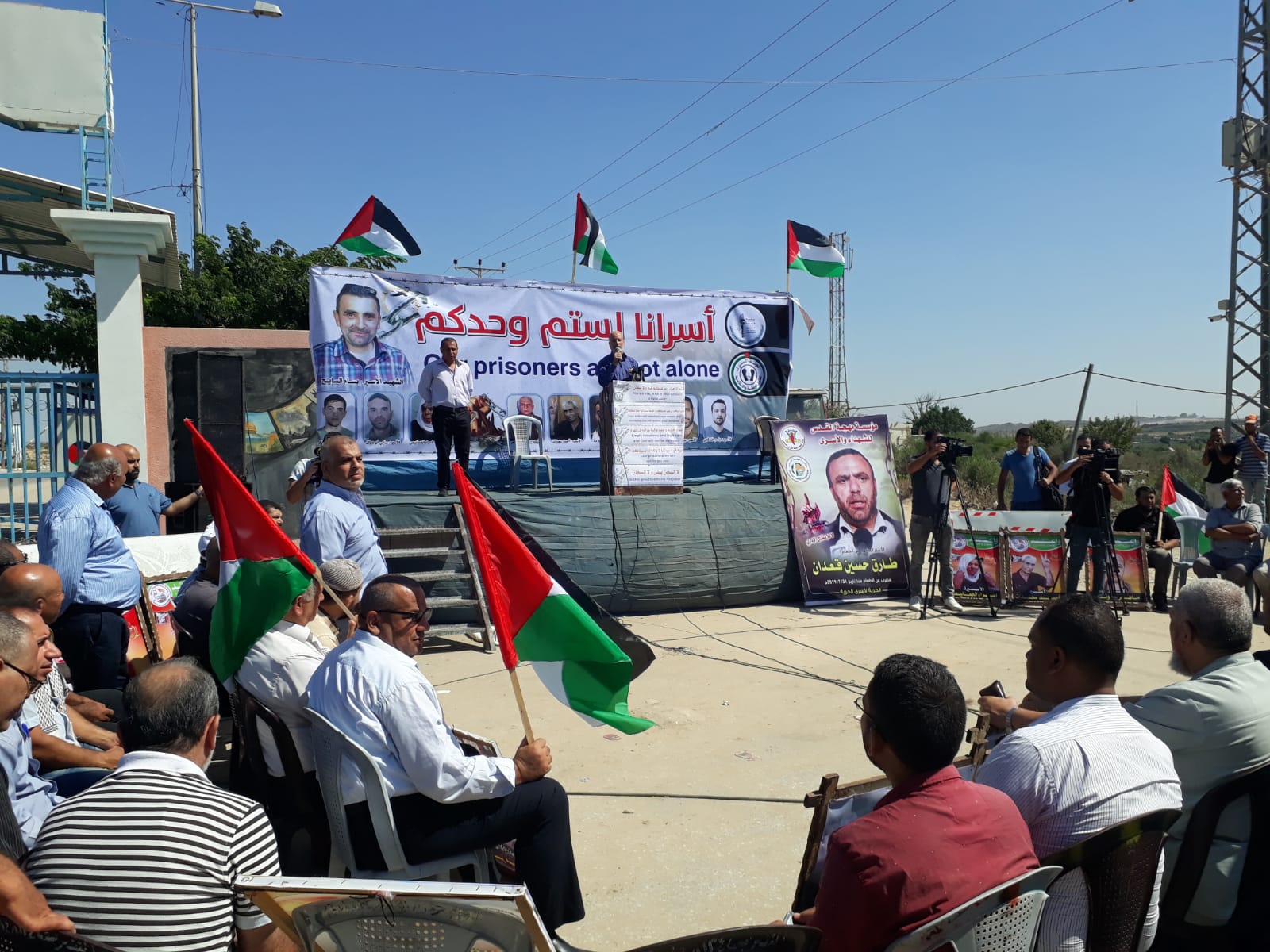 تظاهرة علي معبر بيت حانون تضامنا مع الاسرى الفلسطينيين